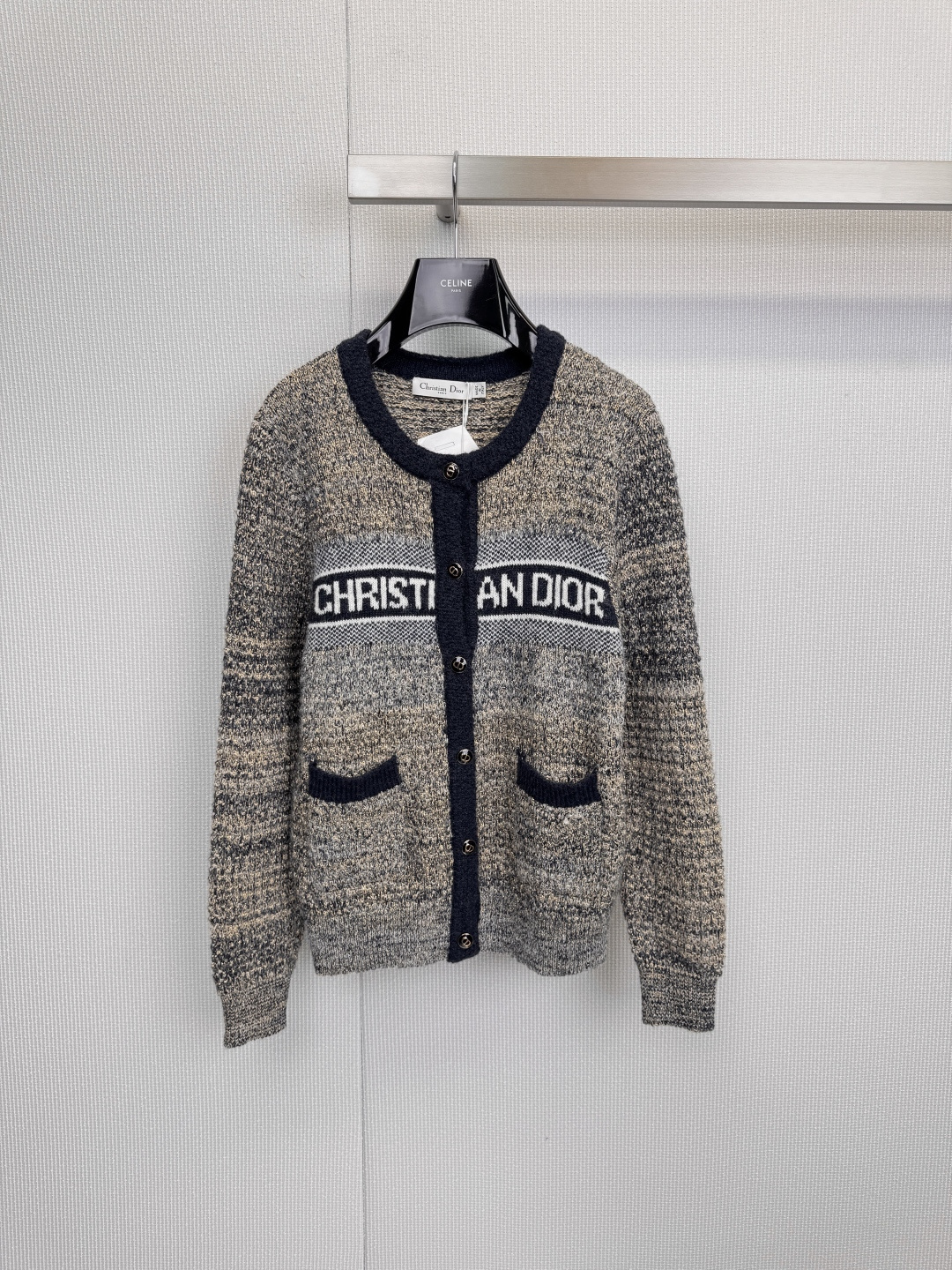 NO:607791,DIOR floral yarn round neck knitted cardigan, French elegance, with details that continue Mr. Dior's elegant aesthetics. It is woven with a unique floral yarn technology. The fabric presents a hazy and elegant mixed color effect, with extraordinary texture. The deep V-neck and placket are outlined with dark blue ribbing, which cleverly modifies the neck line. The wide 'CHRISTIAN' on the chest  DIOR' letter jacquard has become the focus of attention and highlights the confident brand identity. The dark blue welted pockets on both sides combine practicality and design, perfecting the overall silhouette. Whether paired with a dress to show a gentle temperament, or layered with a shirt to show an intellectual style, this cardigan is a must-have item to enhance the style of daily dressing. Featured Sheep  Wool blended floral yarn fabric, a unique blended yarn material, gives the fabric a delicate texture and soft luster. The classic jacquard letters on the chest elegantly declare the Dior style. The dark blue round neck trim and welt pockets echo the front and rear, reflecting the rigorous details of high-end clothing. The simple and neat tailoring can be easily matched for a variety of occasions, showing the essence of French fashion.  Size SML,,dior,dior,skirts,shirts,alexander wang19860909DIOR花纱圆领针织开衫,法式优雅,蕴于细节延续迪奥先生的优雅美学,采用独特花纱工艺织就,面料呈现出朦胧雅致的混彩效果,质感非凡,深邃的V领与门襟以深蓝色罗纹镶边勾勒,巧妙修饰颈部线条.胸前宽幅的“CHRISTIAN DIOR”字母提花,成为瞩目的视觉焦点,彰显自信的品牌身份,两侧的深蓝色嵌线口袋,兼具实用性与设计感,完善整体廓形.无论是搭配连衣裙流露温柔气质,还是与衬衫叠穿展现知性风度,这件开衫都是提升日常着装格调的必入单品,特色羊毛混纺花纱面料,独具一格的混纱材质,赋予织物细腻的肌理与柔和的光泽感,胸前经典字母提花,优雅宣告迪奥风格,深蓝色圆领镶边与嵌线口袋,前后呼应,体现高级制衣的严谨细节,简约利落的剪裁,轻松胜任多种场合搭配,尽显法式时尚精髓. 码数SML,,dior,dior,skirts,shirts,alexander wang,Women's clothing