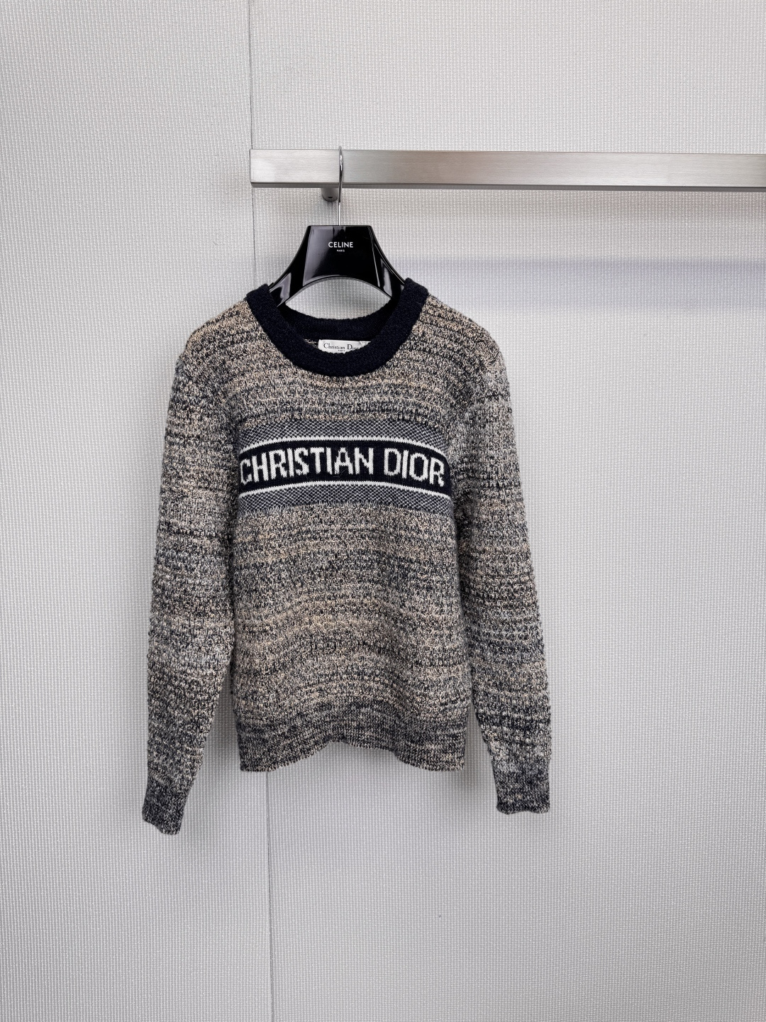 NO:607799,DIOR's classic floral yarn crew neck sweater has a luxurious texture woven with unique floral yarn craftsmanship. The main tone of gray and black is intertwined with beige and fine gold threads, forming a hazy and layered unique texture. Each piece has a slightly different visual effect. The classic crew neck is paired with deep blue ribbed edges, which is simple and neat, easy to match. The front of the body is decorated with eye-catching white 'CHRISTIAN'  DIOR' brand logo has become an unmistakable style focus. Excellent quality comes from selected materials and exquisite craftsmanship. The fabric is made of high-quality blended fabrics (38 wool, 26 polyester, 22 acrylic, 14 nylon), which combines the warmth of wool, the softness of acrylic and the wear-resistant stiffness of nylon and polyester to ensure comfortable wearing and long-lasting silhouette. Whether paired with casual trousers or elegant skirts, it can easily enhance the overall look of high-end.  Code numberSML,,dior,skirts,sweaters,alexander wang19860909DIOR 经典花纱圆领毛衣,奢华质感以独具匠心的花纱工艺织就,灰黑主调中交织着米色与细微金丝,形成朦胧而富有层次的独特纹理,每件皆拥有细微不同的视觉效果,经典的圆领搭配深邃的蓝色罗纹包边,简约利落,易于搭配,衣身正面饰以醒目的白色“CHRISTIAN DIOR”品牌标识,成为不容错认的风格焦点,卓越品质源于精选材质与精湛工艺 面料采用优质混纺（38羊毛,26聚酯纤维,22腈纶,14尼龙）,兼顾了羊毛的温暖、腈纶的柔软与尼龙聚酯的耐磨挺括,确保穿着舒适且廓形持久,无论是搭配休闲裤装还是优雅半裙,皆能轻松提升整体造型的高级感. 码数SML,,dior,skirts,sweaters,alexander wang,Women's clothing