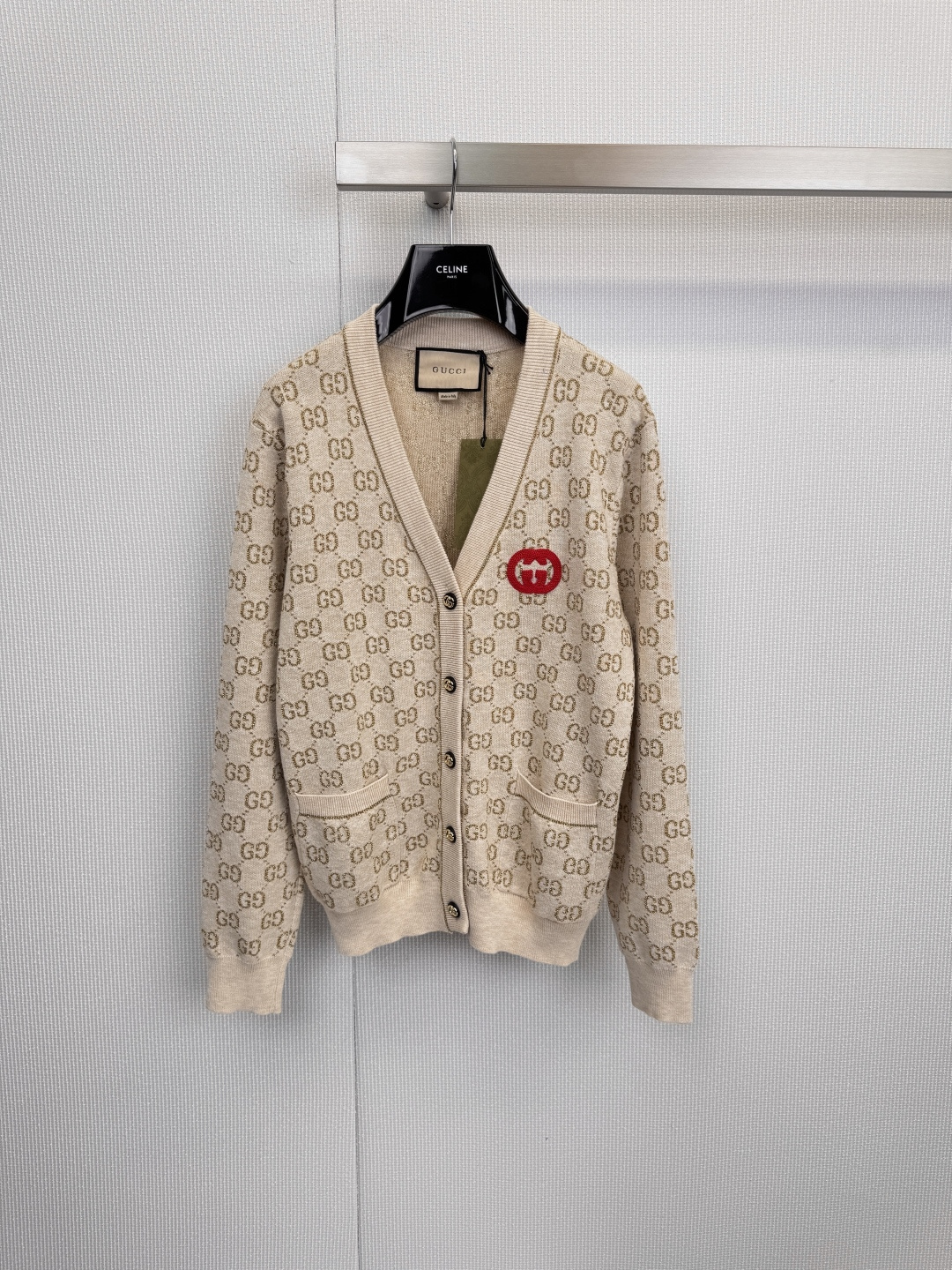 NO:607768,GUCCI classic double G jacquard knitted cardigan, Italian elegance and iconic symbol. It is woven with the brand's most recognizable double G jacquard pattern, showing unparalleled retro luxury charm. It selects soft yarns to create a comfortable and close-fitting wearing experience. The classic V-neck design effectively modifies the neck line; it is equipped with practical patch pockets on both sides of the body, which is both functional and fashionable. The red patch sewn on the left chest is decorated with white double G  The logo is the finishing touch and becomes the soul of the overall design, instantly enhancing the vitality of the look. Whether it is paired with simple trousers or a flowing skirt, it can easily interpret Italian romance and modern style. The classic pattern all over the body is an immortal symbol of GUCCI style. The red patch on the left chest has a strong visual impact and strengthens the brand identity. The neat V-neck tailoring and practical patch pocket design reflect luxury quality and can be easily integrated into various wardrobes to create a variety of styles. Size SML, gucci, skirts, alexander wang19860909GUCCI 经典双G提花针织开衫,意式优雅,标志性符号,以品牌最具辨识度的双G提花图案织就,彰显无与伦比的复古奢华魅力,精选柔软纱线,打造舒适贴身的穿着体验.经典的V领设计,有效修饰颈部线条；衣身两侧配有实用贴袋,兼具功能性与时尚感,左胸处缝制的红色布章,以白色双G Logo点睛,成为整体设计的灵魂所在,瞬间提升造型活力,无论是搭配简约裤装还是飘逸裙装,皆能轻松演绎意式浪漫与摩登风格,遍布衣身的经典图案,是GUCCI风格的不朽象征,左胸红色布章,极具视觉冲击力,强化品牌身份,利落V领剪裁、实用贴袋设计,体现奢华品质,轻松融入各类衣橱,塑造多变风格.码数SML,,gucci,skirts,alexander wang,Women's clothing