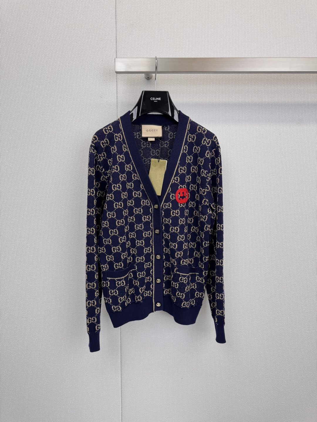 NO:607776,GUCCI classic double G jacquard knitted cardigan, Italian elegance and iconic symbol. It is woven with the brand's most recognizable double G jacquard pattern, showing unparalleled retro luxury charm. It selects soft yarns to create a comfortable and close-fitting wearing experience. The classic V-neck design effectively modifies the neck line; it is equipped with practical patch pockets on both sides of the body, which is both functional and fashionable. The red patch sewn on the left chest is decorated with white double G  The logo is the finishing touch and becomes the soul of the overall design, instantly enhancing the vitality of the look. Whether it is paired with simple trousers or a flowing skirt, it can easily interpret Italian romance and modern style. The classic pattern all over the body is an immortal symbol of GUCCI style. The red patch on the left chest has a strong visual impact and strengthens the brand identity. The neat V-neck tailoring and practical patch pocket design reflect luxury quality and can be easily integrated into various wardrobes to create a variety of styles. Size SML, gucci, skirts, alexander wang19860909GUCCI 经典双G提花针织开衫,意式优雅,标志性符号,以品牌最具辨识度的双G提花图案织就,彰显无与伦比的复古奢华魅力,精选柔软纱线,打造舒适贴身的穿着体验.经典的V领设计,有效修饰颈部线条；衣身两侧配有实用贴袋,兼具功能性与时尚感,左胸处缝制的红色布章,以白色双G Logo点睛,成为整体设计的灵魂所在,瞬间提升造型活力,无论是搭配简约裤装还是飘逸裙装,皆能轻松演绎意式浪漫与摩登风格,遍布衣身的经典图案,是GUCCI风格的不朽象征,左胸红色布章,极具视觉冲击力,强化品牌身份,利落V领剪裁、实用贴袋设计,体现奢华品质,轻松融入各类衣橱,塑造多变风格.码数SML,,gucci,skirts,alexander wang,Women's clothing