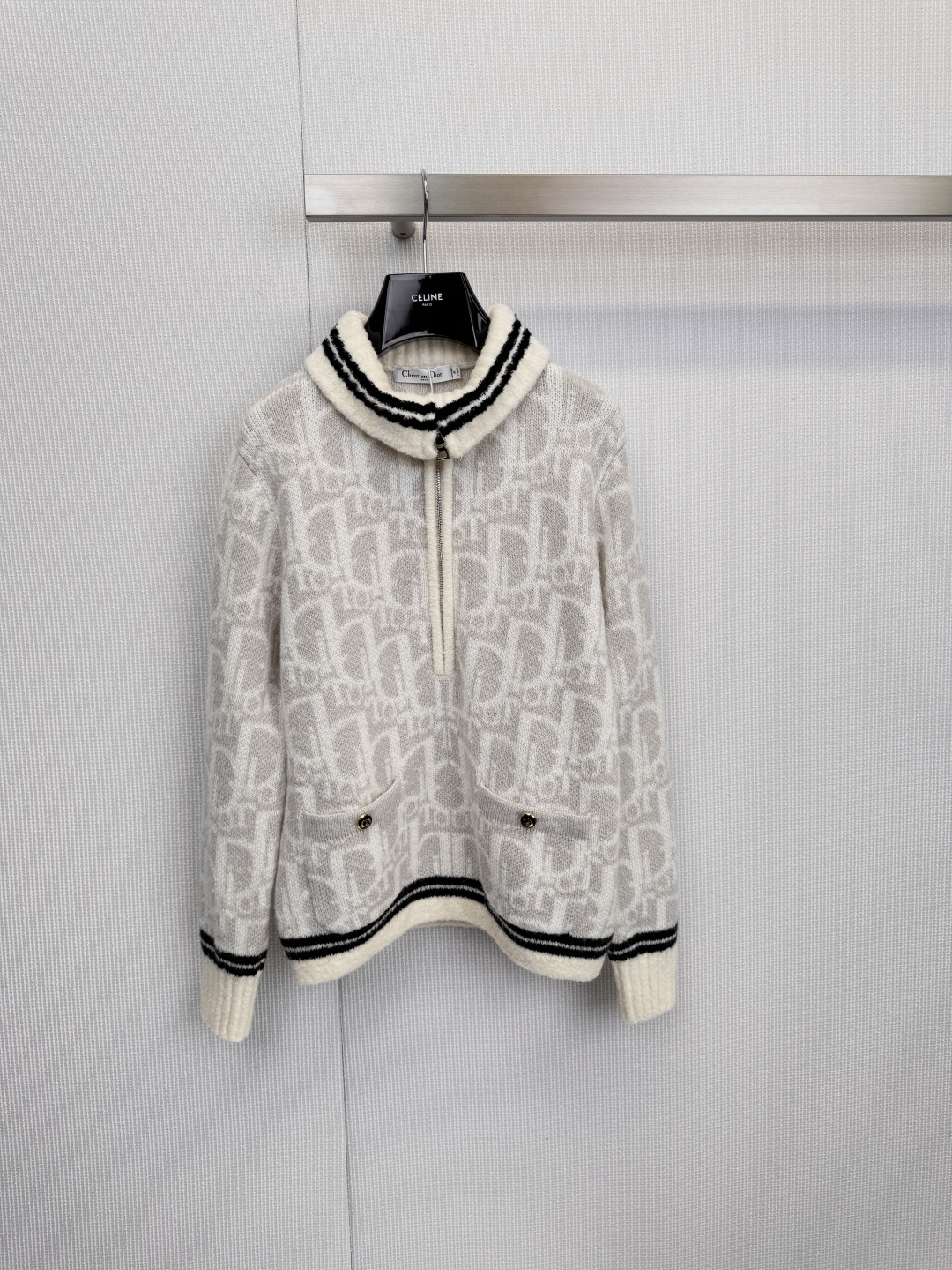 NO:607784,Dior's new autumn and winter half-zip sweatshirt has a classic half-high collar zipper design, which combines a sense of leisure and sophistication. The collar, cuffs and hem are decorated with iconic black and white stripes, adding visual highlights to the off-white sweater. The main body of the sweater is covered with gray Dior letter prints, showing the brand's classic low-key luxury style. There are two pockets with metal buttons on both sides of the lower front placket, which is practical and beautiful.  The appearance reflects the brand's exquisite craftsmanship. The material is blended with 70% wool and 30% cashmere. This combination ensures that the sweater has the crisp texture of wool and the ultimate softness, lightness and warmth of cashmere. The wearing experience is very comfortable. Size SML, dior, hoodie, sweatshirts, sweaters, alexander  wang19860909Dior秋冬新款半拉链卫衣经典的半高领拉链设计,兼具休闲感与精致度,领口、袖口及下摆配有标志性的黑白条纹装饰,为米白色毛衣增添视觉亮点,毛衣主体布满灰色的Dior字母印花,呈现出品牌经典的低调奢华风格,前襟下半部两侧各设有一个带金属纽扣的口袋,实用且美观,体现了品牌精湛的工艺,材质70羊毛与30山羊绒混纺而成,这种组合确保了毛衣既有羊毛的挺括质感,又融合了山羊绒的极致柔软、轻盈和保暖性,穿着体验非常舒适.码数SML,,dior,hoodie,sweatshirts,sweaters,alexander wang,Women's clothing