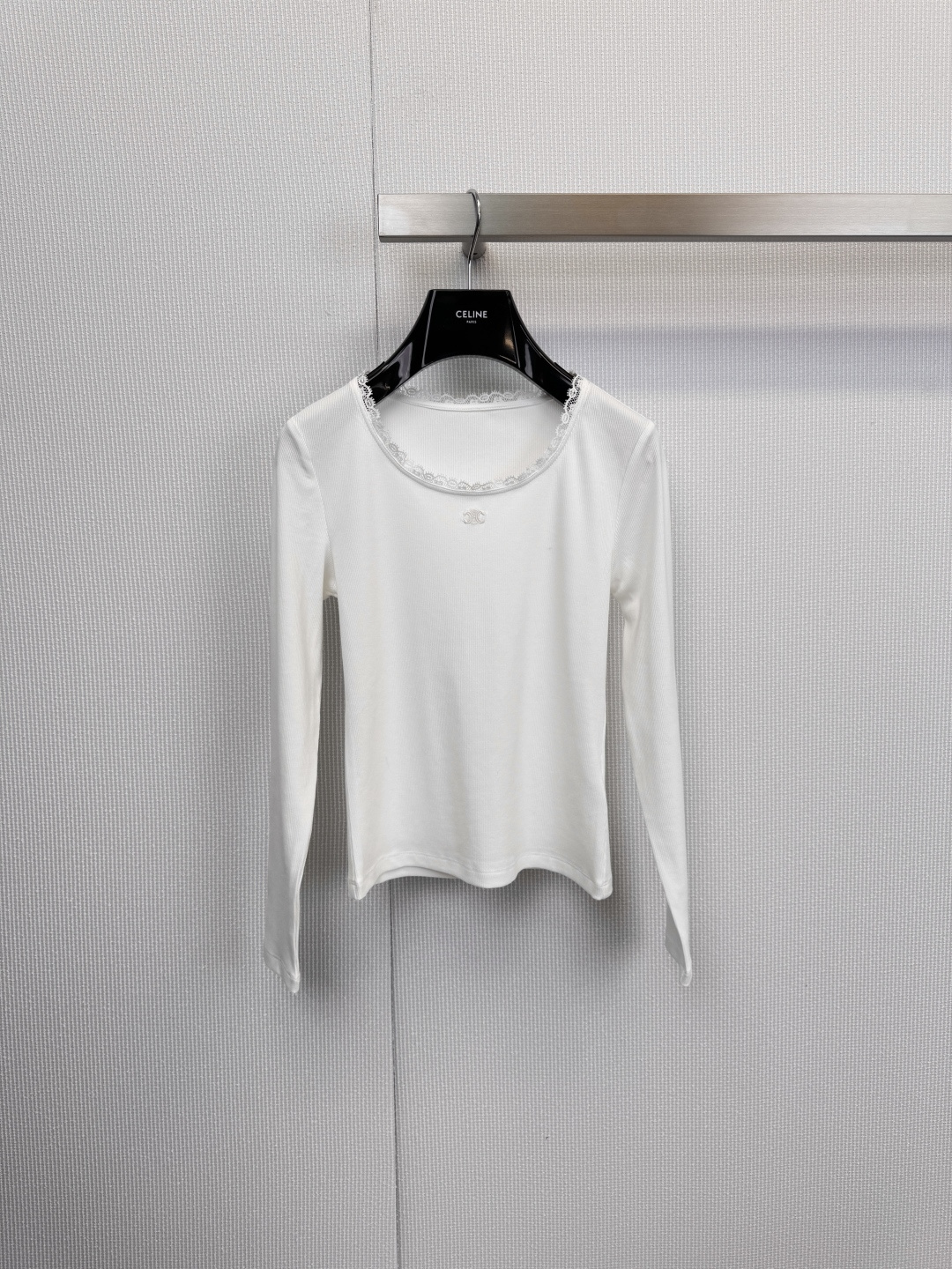 NO:608703,CELINE's lace-trimmed U-neck long-sleeve bottoming, lace neckline and ribbed fabrics and other core designs highlight the exquisite texture and elegance of the item by depicting details, and freeze French elegance. The round neck outline is outlined with fine lace, interpreting casual romantic thoughts. The soft and close-fitting ribbed fabric outlines the elegant body line, giving a comfortable and comfortable wearing experience. It is simple without losing details. Whether worn alone or as an inner layer, it is the finishing touch to show your taste.  Code number SML,,celine,alexander wang19860909CELINE蕾丝边U领长袖打底,蕾丝领口与罗纹面料等核心设计,通过描绘细节凸显单品的精致质感与优雅气质,定格法式优雅,以精工蕾丝勾勒圆领轮廓,诠释不经意的浪漫心思,柔软贴身的罗纹面料,勾勒优雅身线,赋予舒适自如的穿着体验,简约而不失细节,无论是单穿还是作为内搭,皆是彰显品味的点睛之笔. 码数SML,,celine,alexander wang,Women's clothing