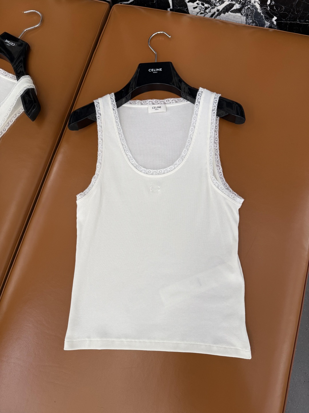 NO:608713,CELINE  K series lace vest, a gentle reflection of minimalism, integrates French elegance into daily basics. This K series vest is made of high-quality cotton fabric to ensure a skin-friendly and comfortable wearing experience. Its essence lies in the exquisite lace trim on the collar and cuffs, which injects a minimalist silhouette.  It has just the right amount of romance and sophistication. Wear it with a suit jacket and the looming lace edge is a low-key taste. Wear it alone with wide-leg pants or a skirt to show simplicity and high-end. As an inner layer, whether it is a shirt or a dress, it can instantly enhance the sophistication of the overall look.  Size SML P,,celine,skirts,jackets & coats,shirts,business suit,alexander wang19860909CELINE K系列蕾丝边背心,简约主义的温柔倒影,将法式优雅融入日常基本款,这款K系列背心选用高品质棉质面料,确保亲肤舒适的穿着体验,其精髓在于领口与袖口的精工蕾丝镶边,为极简的轮廓注入一丝恰到好处的浪漫与精致,外搭西装外套,若隐若现的蕾丝边是低调的品味流露,单穿搭配阔腿裤或半身裙,尽显简约高级,作为内搭,无论是衬衫还是连衣裙,都能瞬间提升整体造型的精致度. 码数SML P,,celine,skirts,jackets & coats,shirts,business suit,alexander wang,Women's clothing