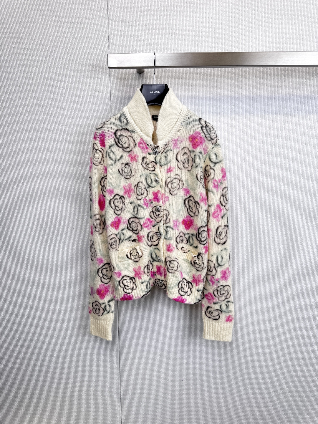 NO:608722,Chanel  Encounter the romantic rose printed lapel cardigan, which weaves the romantic poetry of the garden into every inch of the knitted texture. This product is based on warm off-white, and outlines the visual movement of black roses and bright pink stamens, interpreting the elegant collision of classics and vitality. Gray-toned black roses and bright pink flowers are intertwined, with rich color layers without losing a sense of luxury. The lapel design is warm and elegant, the ribbed edges are neat and crisp, and the pockets on both sides are both practical and decorative.  For accessories, the brand's high-quality knitted fabrics are selected to ensure skin-friendly texture and wearing experience. One piece can inject French romance into a winter look. Whether paired with a skirt or jeans, it can show extraordinary taste. The retro rose pattern comes with advanced filters, making it easy to wear effortlessly fashionable. Size SML, chanel, skirts, jeans, alexander  wang19860909Chanel 邂逅浪漫玫瑰印花翻领开衫,将花园的浪漫诗意,编织进每寸针织肌理.本品以温润米白为底,勾勒黑色玫瑰与亮粉花蕊的视觉乐章,演绎经典与活力的优雅碰撞,灰调黑玫瑰与艳粉小花交织,色彩层次丰富而不失高级感,翻领设计保暖优雅,罗纹收边利落挺括,双侧口袋兼顾实用与装饰,选用品牌高品质针织面料,确保亲肤质感与穿着体验,一件即可为冬日造型注入法式浪漫气息,无论是搭配半裙或牛仔裤,皆能彰显不凡品味,复古玫瑰花型自带高级滤镜,轻松穿出毫不费力的时髦感.码数SML,,chanel,skirts,jeans,alexander wang,Women's clothing