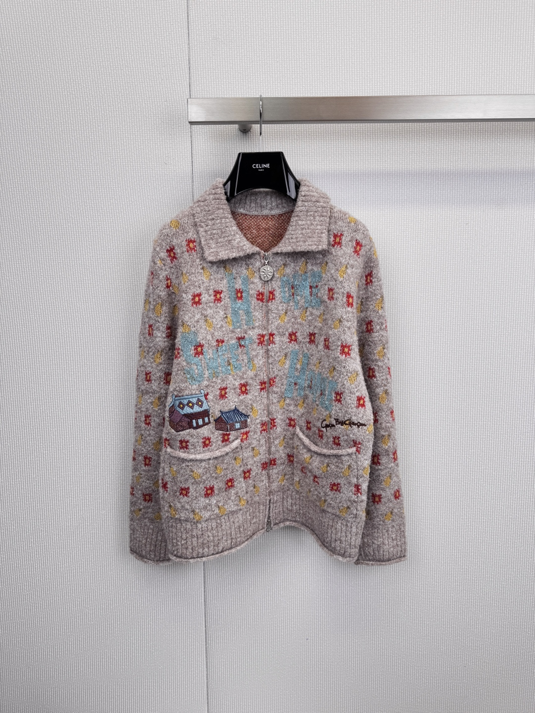 NO:608705,GARON BY GARON  Printed embroidered cardigan, the poetic romance of retro academic school. This cardigan is a piece that tells a story. It cleverly combines retro academic style with playful street art. It is like an open illustrated diary. Every detail is full of poetry. It is based on light gray soft fabric and sprinkled with smart red small flowers.  , creating a warm and retro tone. The eye-catching blue letter print contrasts with the floral flowers, injecting a bit of casual youthful vitality into the whole. The two patch pockets on the lower left are the soul of the entire cardigan. One pocket is embroidered with a warm little house pattern, and the other is embroidered with a slogan full of positive hints.  'Get the Good', this unique pattern combination seems to be telling the yearning and pursuit of a better life ('the good life'). It is very story-telling and resonant, and has a 'collage' style design language.  Floral flowers, slogans, and embroidery patterns together form a collage full of hand-made warmth, showing the brand's eclectic literary and artistic attributes. The light gray background forms a pleasing contrast with the bright red and blue colors, which is fashionable and full of artistic appeal. It is a conventionally loose cardigan that is easy to match. It not only brings a comfortable wearing experience, but also can be easily layered to create a sense of layering. It can be worn with a pure white shirt or T-shirt  T-shirt, paired with khaki overalls or straight jeans, and a pair of canvas shoes, you can instantly transform into a retro literary youth from a Japanese magazine. Even if it is simply tied on the shoulder, it can add rich visual focus to the simple shape and become the finishing touch of the overall outfit. Size SML, jeans, shirts, tees, t-shirt, alexander  wang19860909GARON BY GARON 印花刺绣开衫,复古学院派的诗意浪漫,这件开衫是一件会讲故事的单品,它将复古学院风与俏皮的街头艺术感巧妙结合,宛如一本翻开的插画日记,每一处细节都充满诗意,以浅灰色柔和面料为基底,上面洒满灵动的红色小碎花,营造出一种温暖而复古的基调,与碎花相映成趣的是醒目的蓝色字母印花,为整体注入了几分随性的青春活力,左下方的两个贴袋是整件开衫的灵魂所在.一个口袋上刺绣着温馨的小房子图案,另一个则绣着充满积极暗示的标语 “Get the Good” ,这种独特的图案组合,仿佛在诉说对美好生活（“the good life”）的向往与追寻,极具故事性和共鸣感,“拼贴画”式设计语言 碎花、标语、刺绣图案共同构成了一幅充满手作温度的拼贴画,展现出品牌不拘一格的文艺属性.浅灰底色与鲜艳的红、蓝色彩形成悦目对比,时尚且富有艺术感染力,它是一款常规宽松度的开衫,易于搭配,既能带来舒适穿着体验,又能轻松叠穿,塑造层次感,内搭一件纯白色衬衫或T恤,下配卡其色工装裤或直筒牛仔裤,再穿上一双帆布鞋,即刻化身日系杂志里走出的复古文艺青年,即便简单地系在肩头,也能为简约的造型增添丰富的视觉焦点,成为整体穿搭的点睛之笔.码数SML,,jeans,shirts,tees，t-shirt,alexander wang,Women's clothing