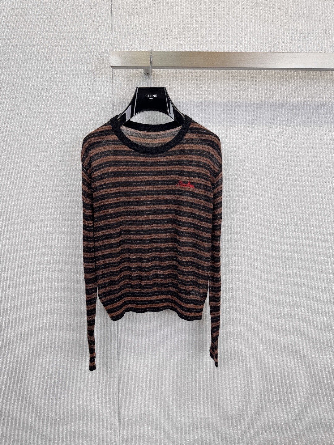 NO:608715,MARCHEN  Striped knitted tops | A quiet poem that outlines emotions with lines. When minimalist lines are given emotions, they become the poetic language of the body. These two striped knitted tops from MARCHEN are such unique existences, different from each other.  In contrast to the conventional sharp contrast, the gray-white and brown-black striped colors are deliberately harmonized to be soft and high-end. Each stripe is not a simple decoration, but like a trajectory of mood - the gray-white model is like the mist in the winter morning, quiet and transparent, while the brown-black model is like  The light and shadow in the autumn forest are calm and warm. They are not ostentatious, but have a delicate texture that makes people calmly savor it. The classic round neck design and relaxed and slim fit perfectly balance comfort and elegance. The drape of the fabric itself outlines the smoothness.  The body lines make the dress an unfettered and gentle package. An inadvertent red brand embroidery on the right chest is a low-key footnote to the entire garment, showing extraordinary taste in the details. Size SML,, alexander  wang19860909MARCHEN 条纹针织上衣｜以线条,勾勒情绪的静谧诗篇,当极简的线条被赋予情绪,便成为了身体的诗意语言.这两件来自MARCHEN的条纹针织上衣,正是如此独特的存在,不同于常规的鲜明对比,灰白与棕黑的条纹色彩被刻意调和得柔和而高级,每一道条纹都非简单的装饰,而是像心绪的轨迹——灰白款如同冬日清晨的薄雾,宁静而通透,棕黑款则似秋日林间的光影,沉静而温暖,它们不张扬,却拥有让人静心品味的细腻质感,经典的圆领设计,松弛有度的修身版型,完美平衡了舒适与优雅,面料本身的垂坠感勾勒出流畅的身体线条,让穿着成为一种不受束缚的温柔包裹.右胸处一抹不经意间的红色品牌刺绣,是整件衣物低调的注脚,于细节处彰显不凡品味.码数SML,,alexander wang,Women's clothing