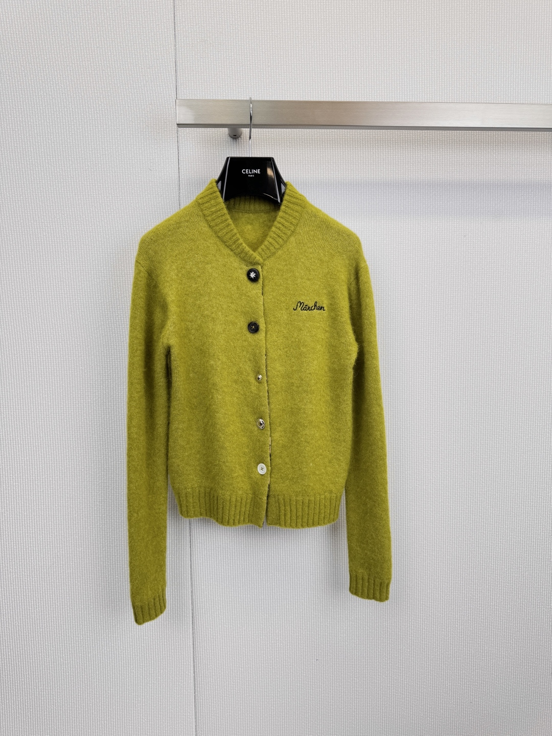 NO:610326,Marchen draft cardigan, wear inspiration on your body, delicate gray, like the misty morning light, this cardigan is a gentle poem dedicated to daily life, classic round neck with textured gold buttons, low-key and exquisite embellishment, simple white brand embroidery on the left chest is a signature that needs no words, soft fabric outlines the relaxed round  The silhouette transforms the casual creativity like a 'draft book' into wearable comfort and elegance. Whether it is gentle with a skirt or neat with trousers, it can be easily integrated into it and become the universal item in your wardrobe that is 'unconsciously beautiful'. Size SML, skirts, alexander  wang19860909Marchen草稿本开衫,将灵感穿在身上,细腻的灰,如蒙雾的晨光,这件开衫,是献给日常的温柔诗篇,经典圆领搭配质感金色纽扣,低调中点缀精致,左胸处简约的白色品牌刺绣,是无需言说的签名,柔软面料勾勒松弛轮廓,将“草稿本”般的随性创意,化为可穿戴的舒适与优雅,无论是搭配裙装的温柔,还是呼应裤装的利落,它都能轻松融入,成为你衣橱里那件“不经意间就很美”的万能单品.码数SML,,skirts,alexander wang,Women's clothing