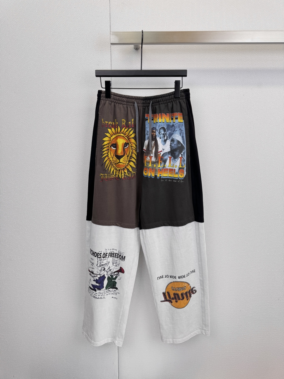 NO:610335,TRINITE designer brand AW25 distressed street T-shirt printed patchwork sports trousers. Inspired by 'Echoes of Freedom in the Ruins', it collides old craftsmanship with multi-element printing to create these narratively spliced sports trousers. The upper body is spliced with dark brown and dark gray fabrics. The mottled texture echoes the retro street aesthetics. The eye-catching 'BREAK RULES' lion head totem on the front declares a rebellious attitude, and 'HELL ON' on the back  The words 'HEELS' and 'TRINITE' and the character images conceal a subversive spirit. The pure white background of the trouser legs is like a canvas. 'ECHOES OF FREEDOM' is paired with abstract cartoon graffiti on one side, and 'TIME TO RIDE, RIDE TO' on the other side.  LIVE' and the L.A.M.B.D circular logo embellishment, a metaphor for cycling culture and unbounded exploration. Loose tailoring combined with functional pocket design takes into account street style and daily pragmatism. The retro distressed prints are rich in layers, suitable for trendy players who are keen to express their personality and pay attention to the sense of story. The black and white collision is neat and simple, and the outline is strengthened through color block division, which is suitable for many applications.  A street mix and match scene, using brushed cotton-like fabrics, lightly washed to give the clothes a natural aged texture, comfortable to wear and with traces of time. The embroidered signs and offset printed patterns have been tested many times to ensure they are wear-resistant and will not fall off. Pair them with an old denim jacket + thick-soled boots to enhance the sense of street ruins. A solid-color hooded sweatshirt is worn underneath to highlight the pants print theme. TRINITE  The AW25 series is not only clothing, but also a mobile exhibition wall of youth culture - let every print become part of your attitude. Size SML, boots, hoodie, sweatshirts, jackets & coats, tees, t-shirts, hats, alexander wang19860909TRINITE 设计师品牌AW25 做旧街头T恤印花拼接运动长裤,以「废墟中的自由回声」为灵感,将做旧工艺与多元素印花碰撞,打造这条充满叙事感的拼接运动长裤,上半身深棕与深灰面料拼接,斑驳质感呼应复古街头美学,正面醒目的「BREAK RULES」狮头图腾宣示反叛态度,背面「HELL ON HEELS」「TRINITE」字样与人物图像暗藏颠覆精神,裤腿纯白底色宛如画布,一侧「ECHOES OF FREEDOM」搭配抽象卡通涂鸦,另一侧「TIME TO RIDE, RIDE TO LIVE」与L.A.M.B.D圆形标志点缀,隐喻骑行文化与无界探索.宽松剪裁结合功能性口袋设计,兼顾街头造型与日常实用主义,复古做旧印花层次丰富,适合热衷表达个性、注重故事感的潮流玩家,黑白碰撞利落干脆,通过色块分割强化轮廓,适配多种街头混搭场景,采用磨毛棉感面料,轻微水洗处理赋予衣物自然旧化质感,穿着舒适且自带岁月痕迹,刺绣标牌与胶印图案经过多次测试,确保耐磨不掉落,搭配做旧牛仔夹克+厚底靴,强化街头废墟感,内搭纯色连帽卫衣,突出裤子印花主题,TRINITE AW25系列不止是服装,更是青年文化的移动展墙——让每一处印花都成为你态度的一部分.码数SML,,boots,hoodie,sweatshirts,jackets & coats,tees，t-shirt,hats,alexander wang,Women's clothing