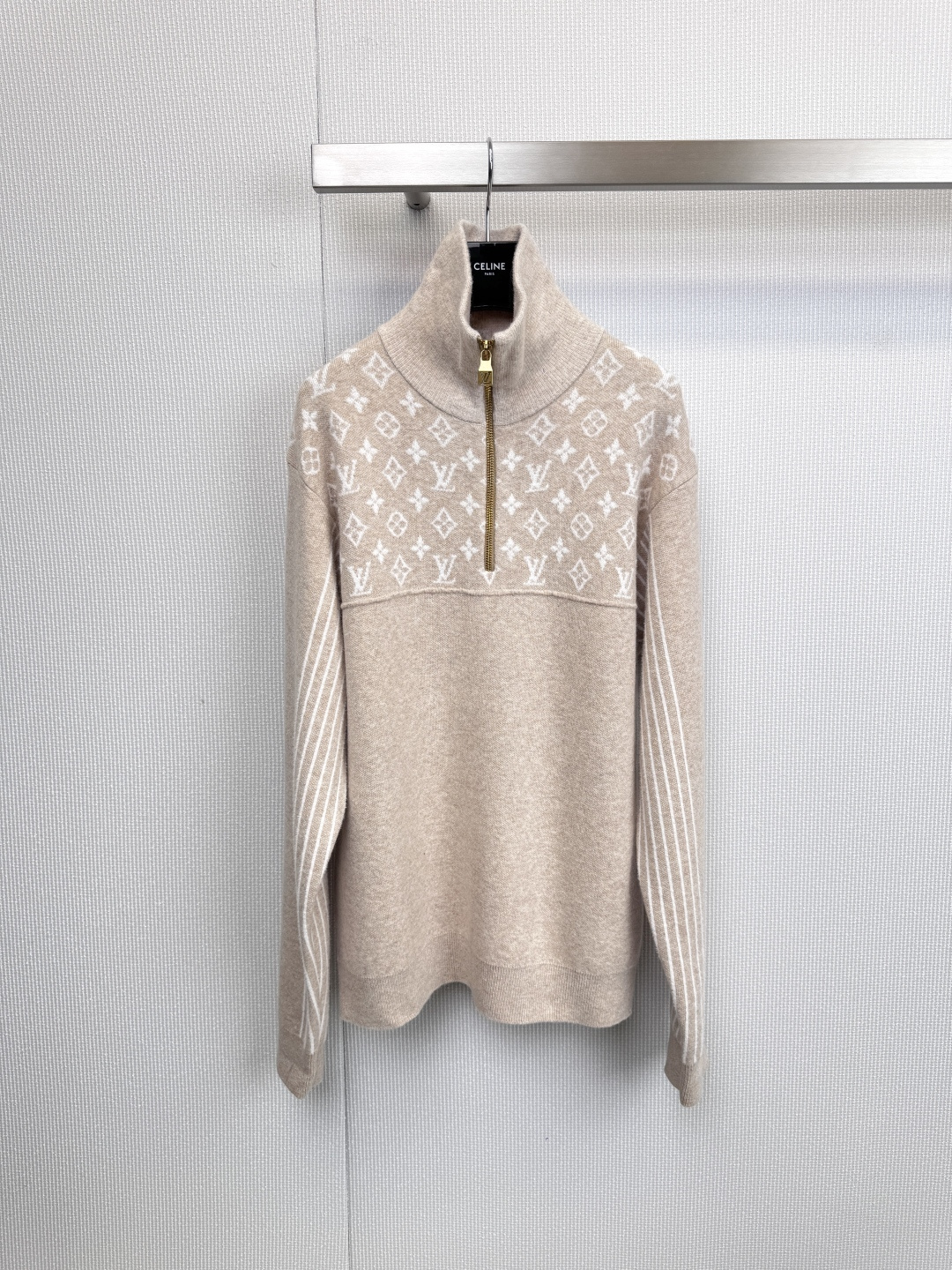 NO:610343,LV spliced turtleneck sweater, an elegant dialogue between classic presbyopia and minimalist luxury, with a quiet background and luxurious imprint, based on warm beige. This LV sweater re-deconstructs the brand's iconic presbyopia pattern. The white Monogram on the front of the body is cleverly intertwined with geometric lines, and the stripes on the sleeves outline a neat outline.  , with a sparkling golden half-zipper design - not too showy, but telling the essence of luxury with details. It is selected from high-quality cashmere blended fabrics, soft and light to the touch. The exquisite knitting technology gives the clothes a good drape and warmth, ensuring that every time you wear it, the body and the fabric coexist harmoniously. The metal accessories and embroidery details are all  After careful polishing, it interprets LV's consistent rigorous craftsmanship. Pair it with white straight pants and sneakers to easily create a low-key and refined daily look. Wear it with a black coat or suit jacket, and use a gold zipper to embellish the collar level to calmly meet the needs of business and leisure. The gold zipper is both functional and decorative, and can be adjusted at will.  The shape of the neckline, the collision of classic presbyopia and minimalist geometry, creates a low-key and artistic visual effect. The apricot color base is not selective about skin color and gender, and can be easily integrated into various wardrobes. LV not only manufactures clothes, but also creates wearable works of art - making classic presbyopia an elegant footnote that is inadvertently revealed in your daily wear.  Size SML,,louis vuitton,sneakers,jackets & coats,sweaters,business suit,alexander wang19860909LV拼接高领毛衣,经典老花与极简奢华的优雅对话,静谧底色,奢华印记,以温润米色为基调,这款LV毛衣将品牌标志性老花图案重新解构,衣身正面的白色Monogram与几何线条巧妙交织,袖侧条纹勾勒利落轮廓,搭配闪耀金色半拉链设计——不过分张扬,却以细节诉说奢华本质,精选优质羊绒混纺面料,触感柔软轻盈.精湛针织工艺赋予衣物良好垂坠感与保暖性,确保每一次穿着都是身体与面料的和睦共处,金属配件与刺绣细节均经过细致打磨,诠释LV一贯的严谨工艺,搭配白色直筒裤与运动鞋,轻松营造低调精致的日常造型,外搭黑色大衣或西装外套,用金色拉链点缀领部层次,从容应对商务休闲需求,金色拉链兼具功能性与装饰性,可随性调节领口形态,经典老花与极简几何碰撞,营造低调而富有艺术感的视觉效果,杏色基底不挑肤色与性别,轻松融入各类衣橱,LV不仅制造服装,更打造可穿着的艺术品——让经典老花成为你日常穿搭中不经意流露的优雅注脚. 码数SML,,louis vuitton,sneakers,jackets & coats,sweaters,business suit,alexander wang,Women's clothing