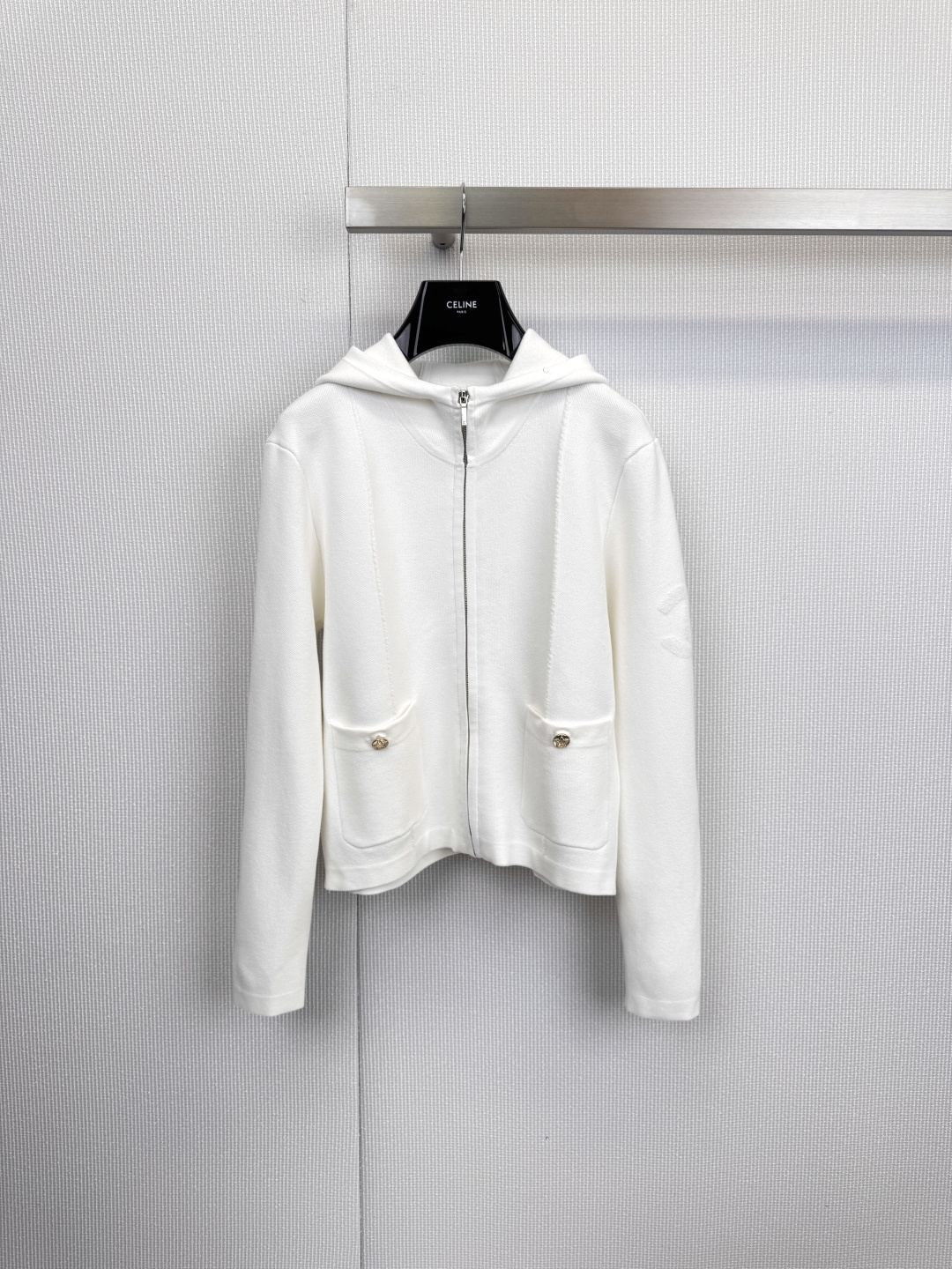 NO:610357,CHANEL hooded zipper cardigan, a contemporary interpretation of sporty elegance, a modern reconstruction of classic symbols, pure white tones interpret Chanel's iconic elegance, innovative hooded design injects a relaxed attitude into the classic cardigan, the double C badge embossed on the chest echoes the embossed logo on the zipper head, low-key declaring the brand identity, straight line tailoring with a slightly wide version, retaining the neat Parisian silhouette in motion, the custom metal zipper is smooth and wear-resistant, and the double C engraving on the puller continues  High-end jewelry craftsmanship standards, flap pockets restore the classic jacket design language, which is both practical and decorative. Ribbed knitted cuffs and hems provide a comfortable fit and maintain the three-dimensional shape of the silhouette. It is a three-scene dressing proposal. Urban casual wear with silk pendant skirts uses a sporty feel to reconcile the restraint of formal items. High-end sports are paired with knitted pants of the same brand and white shoes to create an elegant sports style in a cafe. Layered mixes are draped on top of suit jackets to show matching skills through the collision of materials.  Size SML,,chanel,chanel,skirts,jackets & coats,business suit,real silk,hats,alexander wang19860909CHANEL连帽拉链开衫,运动优雅的当代注解,经典符号的现代重构,纯净白色调演绎香奈儿标志性优雅,创新连帽设计为经典开衫注入轻松姿态,胸前压印双C徽章与拉链头上的浮雕Logo遥相呼应,低调宣示品牌身份,直线条剪裁搭配微阔版型,在运动中保留巴黎式的利落轮廓,定制金属拉链顺滑耐磨,拉头双C雕刻延续高定珠宝工艺标准,翻盖口袋还原经典外套设计语言,兼具实用与装饰性,罗纹针织袖口与下摆提供舒适贴合,维持廓形立体感,三重场景穿搭提案,都市休闲内搭真丝吊坠裙,用运动感调和正式单品的拘谨,高端运动搭配同品牌针织裤与小白鞋,打造咖啡馆里的优雅运动风,层次混搭披在西装外套之外,通过材质碰撞展现搭配功力. 码数SML,,chanel,chanel,skirts,jackets & coats,business suit,real silk,hats,alexander wang,Women's clothing