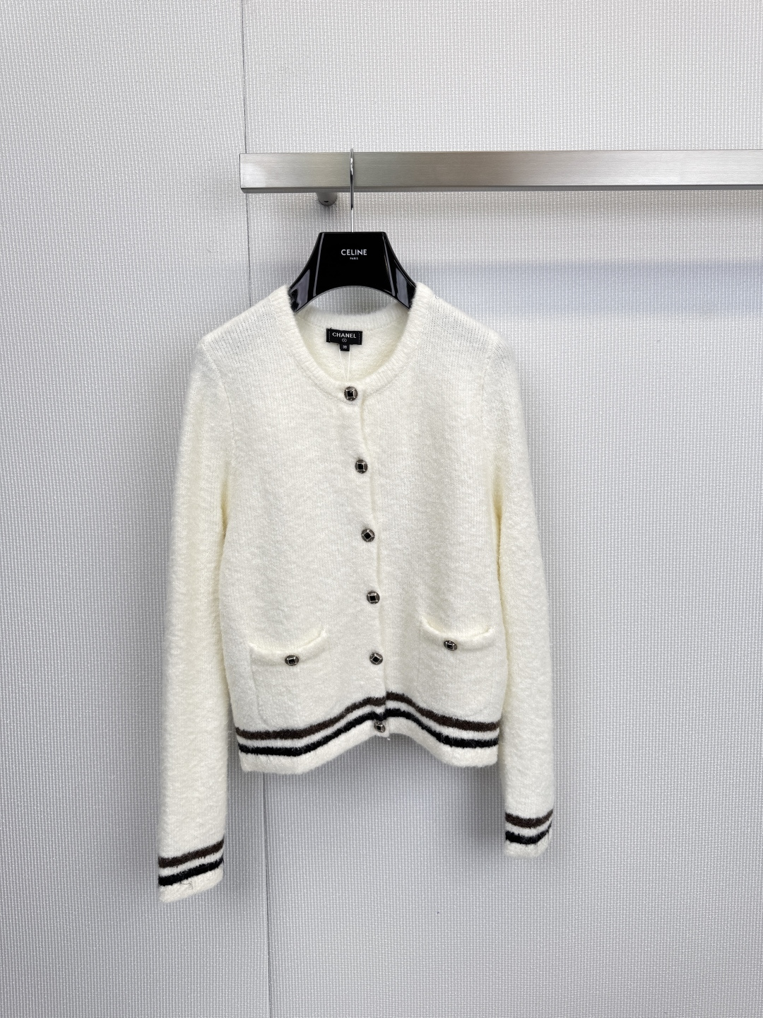 NO:610360,CHANEL contrast-edged round-neck cardigan, a duet of classic and modern, blue and white two-color interpretation of French elegance, round-neck design is simple and neat, gold buttons are embellished with low-key luxury - the colorful stripes on the cuffs and hem are where the idea lies. The white model with brown and black stripes collides with the retro college style, fresh and calm, and the black model with purple and green jumping colors outlines the city  With a sense of urban modernity, and the light looming in the dark night, one piece unlocks the 'lazy alternative to a tweed jacket'. Whether it is paired with jeans for a casual outing, or worn with a satin skirt for a dinner date, the color game in the details can always make you stand out in simplicity. Size SML, chanel, skirts, jeans, jackets  & coats,alexander wang19860909CHANEL撞色边圆领开衫,经典与摩登的双重奏,蓝白双色演绎法式优雅,圆领设计简约利落,金色纽扣点缀低调奢华——袖口与下摆的彩色条纹才是心机所在,白色款棕黑条纹碰撞出复古学院风,清新中带着沉稳,黑色款紫绿跳色勾勒都市摩登感,暗夜中流光隐现,一件解锁「软呢外套的慵懒平替」无论是搭配牛仔裤随性出街,还是内搭缎面裙赴约晚宴,细节处的色彩游戏总能让你在简约中脱颖而出.码数SML,,chanel,skirts,jeans,jackets & coats,alexander wang,Women's clothing