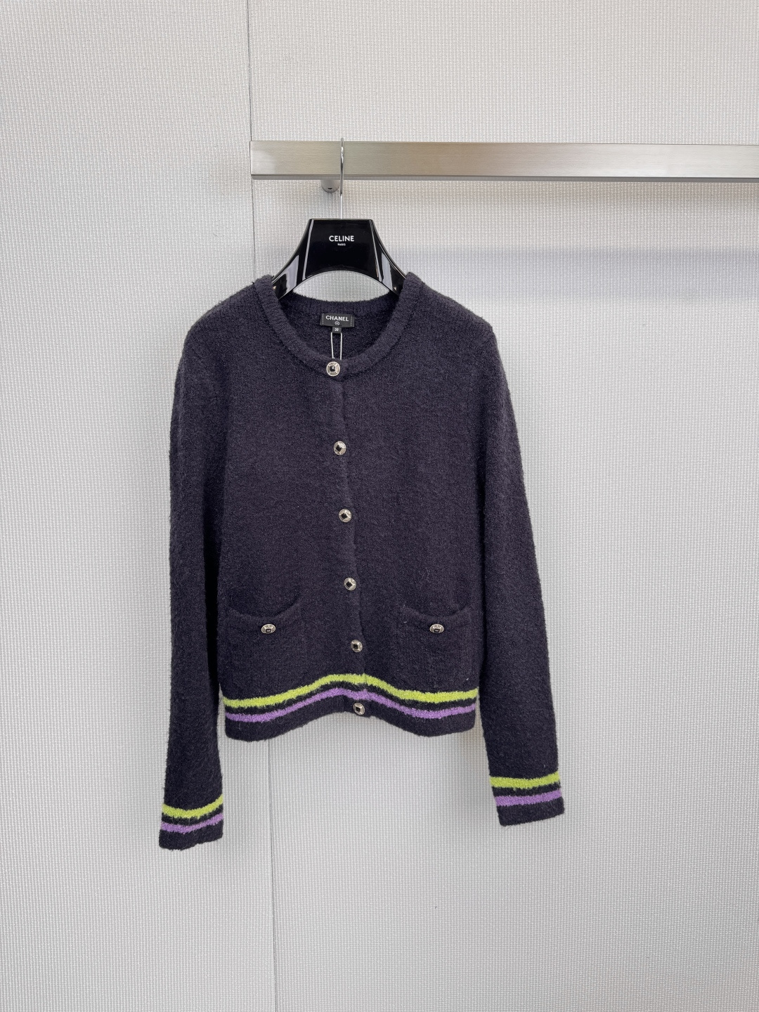 NO:610332,CHANEL contrast-edged round-neck cardigan, a duet of classic and modern, blue and white two-color interpretation of French elegance, round-neck design is simple and neat, gold buttons are embellished with low-key luxury - the colorful stripes on the cuffs and hem are where the idea lies. The white model with brown and black stripes collides with the retro college style, fresh and mid-band  The dress is calm, and the black color with purple and green colors outlines the modern feeling of the city. The light looms in the dark night. One piece unlocks the 'lazy alternative to the tweed jacket'. Whether it is paired with jeans for a casual outing, or worn with a satin skirt for a dinner date, the color play in the details can always make you stand out in simplicity. Size SML  P,,chanel,skirts,jeans,jackets & coats,alexander wang19860909CHANEL撞色边圆领开衫,经典与摩登的双重奏,蓝白双色演绎法式优雅,圆领设计简约利落,金色纽扣点缀低调奢华——袖口与下摆的彩色条纹才是心机所在,白色款棕黑条纹碰撞出复古学院风,清新中带着沉稳,黑色款紫绿跳色勾勒都市摩登感,暗夜中流光隐现,一件解锁「软呢外套的慵懒平替」无论是搭配牛仔裤随性出街,还是内搭缎面裙赴约晚宴,细节处的色彩游戏总能让你在简约中脱颖而出.码数SML P,,chanel,skirts,jeans,jackets & coats,alexander wang,Women's clothing