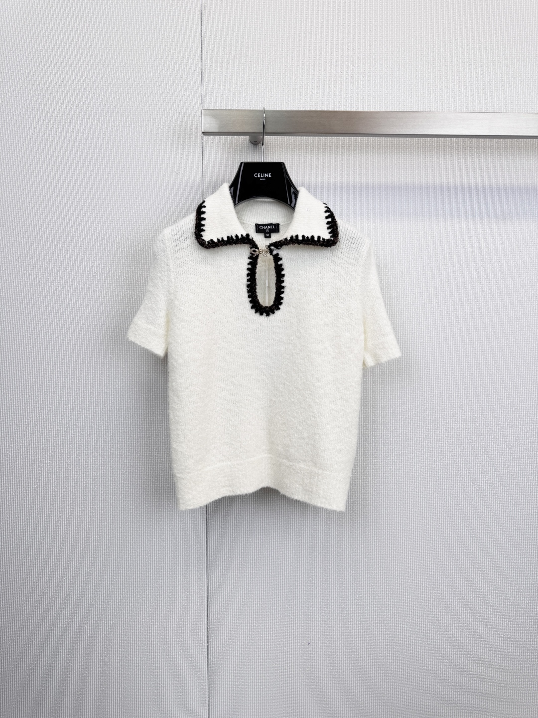 NO:610340,CHANEL knitted short-sleeve, when classic knitting meets deconstructed aesthetics, the white hollow neckline has a light breathing feeling, using pure white knitting as the canvas, and the neckline is outlined with black piping hollows - just like Chanel's elegant code has been quietly deconstructed,  It’s not just a short-sleeved piece, it’s the art of balancing French laziness and exquisite details. The hand-knitted texture wraps the skin. The black and white collide to create a rebellious flower on the neck. Paired with high-waisted pants, it’s effortlessly Parisian fashion. The dark blue version has fluorescent veins.  Crush · Retro-futurism, with an almost ink-like deep undertone that is instantly lit up by a fluorescent yellow stitch. The color-hopping weave of the Polo collar and button ring is like a neon track traveling in the dark night. The tweed texture is fluffy and soft, but it breaks the rules with bright and technological colors. Pair it with a silver skirt or overalls to instantly interpret a modern avant-garde attitude. Size SML, chanel, chanel, skirts, T-shirt, alexander  wang19860909CHANEL针织短袖,当经典针织邂逅解构美学,白色款镂空领口·轻盈呼吸感,以纯白针织为画布,领口勾勒黑色滚边镂空——如同香奈儿的优雅密码被悄悄解构,不只是一件短袖,更是法式慵懒与精致细节的平衡艺术,手工质感针织包裹肌肤,黑白碰撞在颈间开出叛逆的花,搭配高腰裤即是毫不费力的巴黎时髦,深蓝色款荧光脉冲·复古未来主义,近乎墨色的深邃底调,被一道荧光黄针脚瞬间点亮,Polo领与纽扣环的跳色编织,像暗夜中穿梭的霓虹轨迹,粗花呢肌理蓬松柔软,却以科技感亮色打破常规——搭配银色半裙或工装裤,即刻演绎摩登先锋态度.码数SML,,chanel,chanel,skirts,T-shirt,alexander wang,Women's clothing