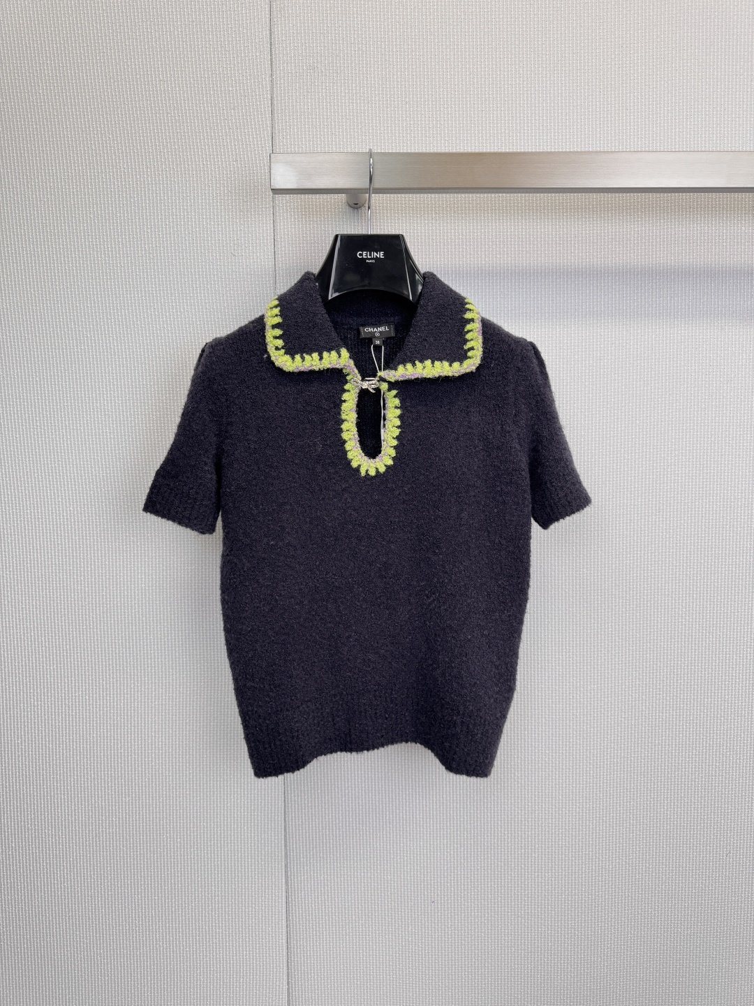 NO:610348,CHANEL knitted short-sleeve, when classic knitting meets deconstructed aesthetics, the white hollow neckline has a light breathing feeling, using pure white knitting as the canvas, and the neckline is outlined with black piping hollows - just like Chanel's elegant code has been quietly deconstructed,  It’s not just a short-sleeved piece, it’s the art of balancing French laziness and exquisite details. The hand-knitted texture wraps the skin. The black and white collide to create a rebellious flower on the neck. Paired with high-waisted pants, it’s effortlessly Parisian fashion. The dark blue version has fluorescent veins.  Crush · Retro-futurism, with an almost ink-like deep undertone that is instantly lit up by a fluorescent yellow stitch. The color-hopping weave of the Polo collar and button ring is like a neon track traveling in the dark night. The tweed texture is fluffy and soft, but it breaks the rules with bright and technological colors. Pair it with a silver skirt or overalls to instantly interpret a modern avant-garde attitude. Size SML, chanel, chanel, skirts, T-shirt, alexander  wang19860909CHANEL针织短袖,当经典针织邂逅解构美学,白色款镂空领口·轻盈呼吸感,以纯白针织为画布,领口勾勒黑色滚边镂空——如同香奈儿的优雅密码被悄悄解构,不只是一件短袖,更是法式慵懒与精致细节的平衡艺术,手工质感针织包裹肌肤,黑白碰撞在颈间开出叛逆的花,搭配高腰裤即是毫不费力的巴黎时髦,深蓝色款荧光脉冲·复古未来主义,近乎墨色的深邃底调,被一道荧光黄针脚瞬间点亮,Polo领与纽扣环的跳色编织,像暗夜中穿梭的霓虹轨迹,粗花呢肌理蓬松柔软,却以科技感亮色打破常规——搭配银色半裙或工装裤,即刻演绎摩登先锋态度.码数SML,,chanel,chanel,skirts,T-shirt,alexander wang,Women's clothing