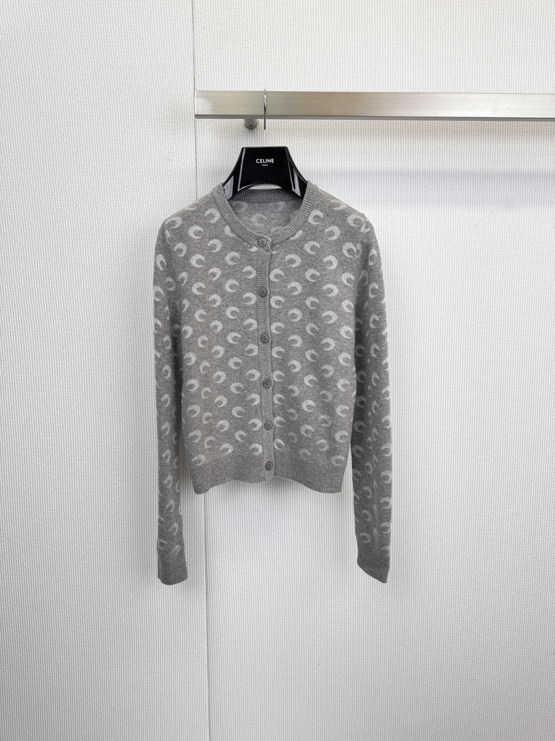 NO:611063,MARINE SERRE crescent jacquard cardigan, in a minimalist gray and white tone, a visual storm constructed by the crescent symbol is quietly staged. This jacquard cardigan uses the brand's iconic crescent pattern densely on the soft knitted surface with delicate jacquard technology, as if countless miniature planets are orderly arranged in the dust of the universe. The endless white crescent pattern has transcended mere decoration and has become a cultural symbol that shapes the brand's identity. It represents MARINE  SERRE combines the core spirit of futurism and retro aesthetics. The calm gray base appropriately neutralizes the complexity of the pattern, giving the item a calm and advanced urban style, both lazy and refined. The classic round neck and symmetrical button design outlines a simple and neat outline. The oversize version reserves sufficient space for wearing, emphasizing comfort and casualness.  Possibility of layering, whether paired with functional trousers of the same series to create a pioneering look, or combined with simple jeans to complete daily transformation, this cardigan is an excellent carrier to express personal fashion attitude. Wearing it, you are not only choosing a warm and comfortable sweater, but also embracing an aesthetic language full of symbolic meaning. Let the romance and power of the new moon accompany you in every daily moment.  Code number SML,,versace,jeans,alexander wang19860909MARINE SERRE 新月提花开衫,在极简的灰白基调下,一场由新月符号构筑的视觉风暴悄然上演,这件提花开衫,将品牌标志性的新月图案以细腻提花工艺密布于柔软针织之上,仿佛无数个微缩星球在宇宙尘埃中有序排列,绵延不绝的白色新月图案,已超越单纯装饰,成为塑造品牌身份的文化符号,它代表着MARINE SERRE融合未来主义与复古美学的核心精神,沉稳的灰色基底,恰如其分地中和了图案的繁复感,赋予单品冷静而高级的都市格调,兼具慵懒与精致,经典的圆领和对称纽扣设计,勾勒出简洁利落的轮廓,Oversize的版型预留了充分的穿着空间,强调舒适与随性的叠穿可能,无论是搭配同系列机能裤塑造先锋造型,还是与简约牛仔裤完成日常转换,这件开衫都是表达个人时尚态度的绝佳载体,穿上它,不仅是选择一件温暖舒适的针织衫,更是拥抱一种充满象征意义的美学语言.让新月的浪漫与力量,伴随你的每一个日常时刻. 码数SML,,versace,jeans,alexander wang,Women's clothing