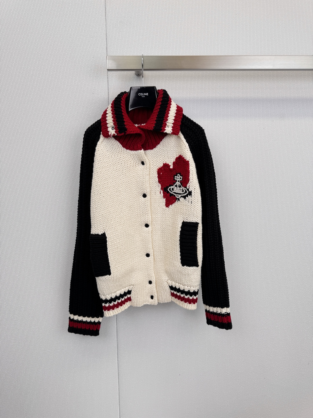 NO:611087,The Queen Mother Red Label series thick-knit sweater cardigan interprets uninhibited British romance with classic contrasting colors. This Queen Mother sweater cardigan injects the brand's rebellious genes into an elegant silhouette, making every appearance a statement of style. The red love Saturn badge on the left chest is the soul of the entire cardigan. The embroidery is exquisite, and the Saturn ring pattern and dripping effect highlight Vivienne Westwood  Iconic joking and rebellion, the sharp contrast between the light gray main color and black sleeves is clean and neat. The yellow and black stripes are cleverly embellished on the collar, cuffs and hem, instantly brightening the overall look and injecting vitality and academic atmosphere. The classic cardigan style, with black buttons and practical patch pockets, takes into account simple style and daily functionality, whether worn with a simple white T-shirt or jeans.  Pants, to interpret the casual street feel, or paired with a shirt dress, adding a sense of coolness and layering to the softness. This cardigan is an indispensable 'styling tool' in your wardrobe. Size SML, skirts, jeans, sweaters, shirts, tees, t-shirt, alexander  wang19860909西太后红标系列粗针毛衣开衫,以经典撞色演绎不羁的英伦浪漫,这件西太后毛衣开衫,将品牌的叛逆基因注入优雅廓形,让每一次亮相都成为风格的宣言,左胸前的红色爱心土星徽章是整件开衫的灵魂.刺绣工艺精细,土星环图案与滴落效果彰显出 Vivienne Westwood 标志性的戏谑与反叛,浅灰主色调与黑色袖子的鲜明对比,干净利落,黄黑条纹在领口、袖口及下摆巧妙点缀,瞬间提亮整体造型,注入活力与学院气息,经典的开衫版型,搭配黑色纽扣与实用贴袋,兼顾简约风范与日常功能性,无论是内搭简约白T恤与牛仔裤,诠释随性街头感,还是搭配衬衫连衣裙,于柔美中增添一份帅气与层次,这件开衫都是你衣橱里不可或缺的“造型利器”.码数SML,,skirts,jeans,sweaters,shirts,tees，t-shirt,alexander wang,Women's clothing