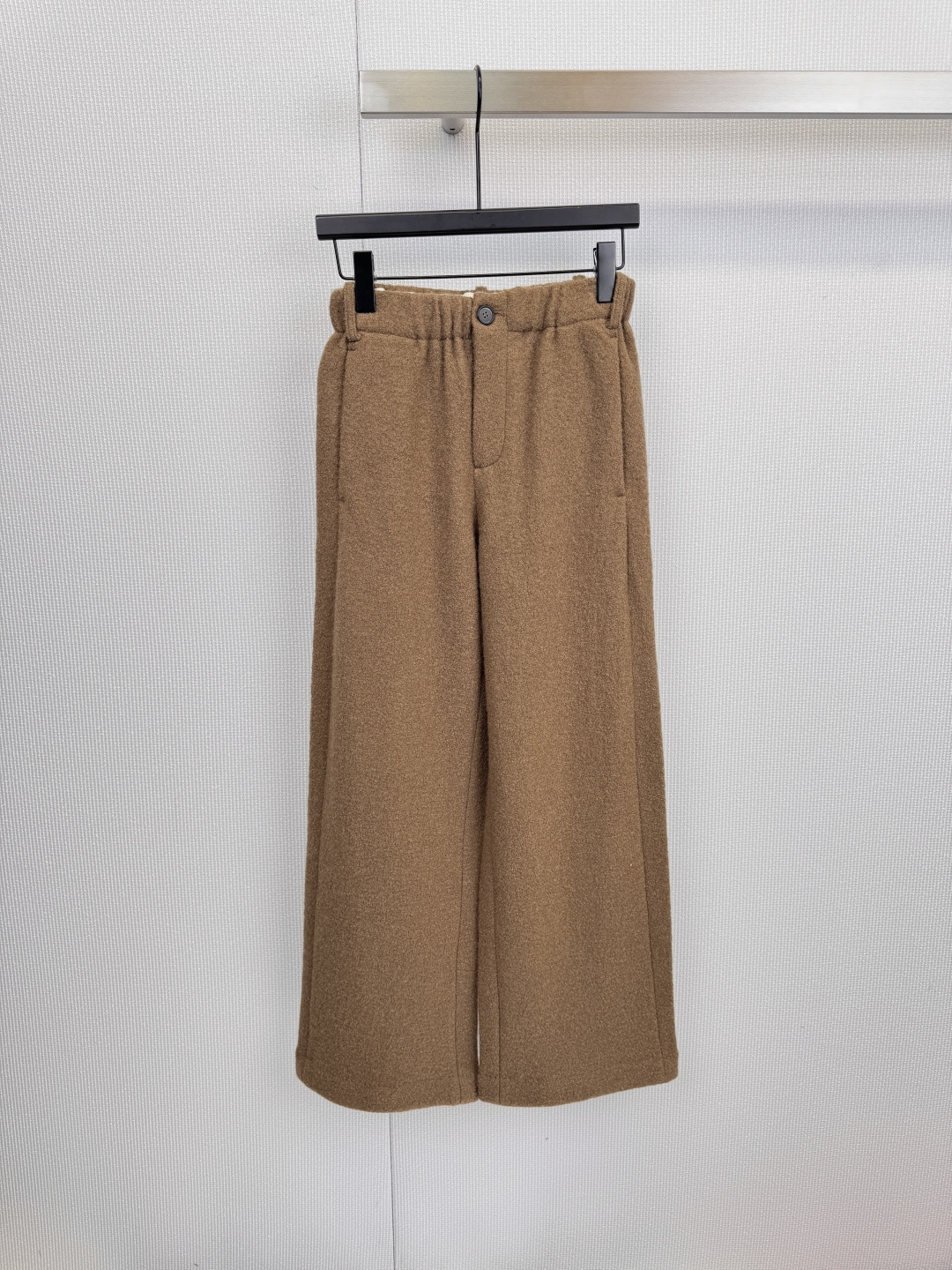 NO:611052,YEARLY PLAN25AW wool high-waisted wide-leg pants, this autumn and winter, a pair of indispensable pants in the wardrobe, these brown high-waisted wide-leg pants, with its excellent texture and relaxed fit, can easily unlock the high-end look in autumn and winter, pure wool fabric  Strictly selected high-quality wool, soft and thick to the touch, brings a comfortable wearing experience like a cloud, and has excellent warmth retention to keep you warm throughout the autumn and winter. The smooth wide-leg design perfectly modifies the leg shape, hides the muscles and makes you look slimmer, showing freedom and casualness in your steps. The high-waist cut instantly raises the waistline, optimizes body proportions, makes the legs appear taller and longer, and the waist is made of  The comfortable and elastic design is extremely tolerant to the body shape and says goodbye to the sense of restraint. Whether you are sitting for a long time at work or enjoying leisure time, you can maintain a relaxed and comfortable style all day long. The calm brown color has an autumn and winter atmosphere, which is versatile and timeless. The simple design language pays attention to the texture and drape of the fabric itself. It can be easily matched with various tops to perform effortless high-end fashion.  Code number SML,,alexander wang19860909YEARLY PLAN25AW羊毛高腰阔腿裤,这个秋冬,衣橱里不可或缺的一条神裤,这款棕色高腰阔腿裤,以其卓越的质感和松弛的版型,轻松解锁秋冬高级感穿搭,纯羊毛面料 严格甄选优质羊毛,触感软糯厚实,带来云朵般舒适的穿着体验,同时具备出色的保暖性,陪你温暖度过整个秋冬,流畅的阔腿设计,极佳地修饰腿型,藏肉显瘦,步履间尽显洒脱与随性,高腰剪裁瞬间拉高腰线,优化身材比例,显高显腿长,腰部采用舒适弹力设计,对身材包容性极强,告别束缚感,无论是久坐办公还是享受休闲时光,都能保持全天候的轻松自在,沉稳的棕色系极具秋冬氛围,百搭不过时,简约的设计语言,注重面料本身的肌理与垂坠感,轻松搭配各类上衣,演绎不费力的高级时髦. 码数SML,,alexander wang,Women's clothing