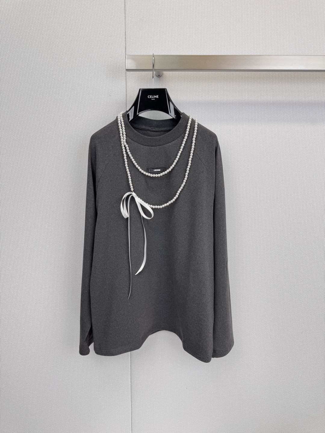 NO:611064,LACERTA  25AW German velvet detachable pearl necklace long-sleeved T-shirt, a sweet and cool layering tool, unlocks multiple retro charms, bid farewell to the monotony of basic T-shirts, this season launches the full-design German velvet long-sleeved T-shirt, redefined with exquisite pearl necklaces and romantic bows  The fashionable rules for autumn and winter inner wear can easily create a multi-faceted style that can be salty or sweet. The double-layered imitation pearl necklace has a retro and elegant double-layered pearl necklace on the body. It has a strong three-dimensional effect and instantly enhances the sophistication and nobility of the overall look. The detachable white bow,  The white bow ribbon embellished on the chest injects a romantic girl's heart. The biggest highlight is the detachable design. You can freely switch between 'sweet lady' and 'simple cool' in one second, realizing one garment for multiple wears. It is made of the popular German velvet material, and the fabric is soft and comfortable.  It has a subtle warm velvet texture, which brings better warmth and temperature locking effect than ordinary cotton. It is a comfortable choice for layering or wearing alone in autumn and winter. Size SML, tees, t-shirt, necklace, alexander  wang19860909LACERTA 25AW德绒可拆卸珍珠项链长袖T恤,甜酷叠穿神器,解锁多重复古魅力,告别基础款T恤的单调,本季重磅推出设计感十足的德绒长袖T恤,以精致的珍珠项链与浪漫蝴蝶结,重新定义秋冬内搭的时髦法则,轻松塑造“可盐可甜”的多面风格,双层仿珍珠项链,衣身自带复古雅致的双层珍珠项链,立体感强,瞬间提升整体造型的精致度与贵气感,可拆卸白色蝴蝶结,胸前点缀的白色蝴蝶结丝带,注入浪漫少女心,最大亮点在于可拆卸设计,一秒即可在“甜美名媛”与“简约酷感”之间自由切换,实现一衣多穿,采用备受青睐的德绒材质,面料软糯亲肤,并带有细微暖绒质感,带来优于普通棉质的保暖锁温效果,是秋冬季节叠穿或单穿的舒适之选.码数SML,,tees，t-shirt,necklace,alexander wang,Women's clothing