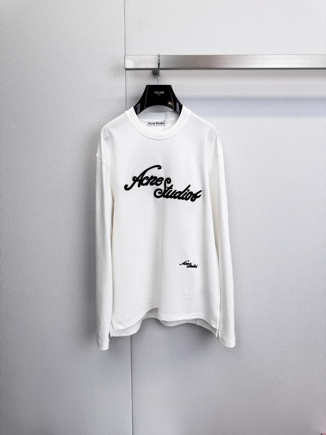 NO:611088,ACNE Studios  Iconic embroidered long-sleeved T-shirt, classic double logo design, the brand's iconic handwritten logo is presented in exquisite embroidery on the chest, showing a casual fashion attitude, the hem is embellished with the same small embroidered logo, forming a clever echo, enriching the level of details, using the brand's iconic logo  Cotton fabric ensures a soft and skin-friendly wearing experience and a neat drape silhouette. The dark gray is calm and advanced, and the off-white is gentle and pure. They are all versatile basic styles that are essential for the wardrobe. The simple and loose version can be worn alone or layered, and it can easily create a Nordic minimalist style.,,acne  studios,dior,tees,t-shirt,alexander wang19860909ACNE Studios 标志性刺绣长袖T恤,经典双标识设计,胸前以精致刺绣呈现品牌标志性的手写体Logo,彰显不经意的时髦态度,衣摆处点缀同款小号刺绣标识,形成巧妙呼应,丰富细节层次,采用品牌标志性棉质面料,确保柔软亲肤的穿着体验与垂坠利落的廓形,深灰色沉稳高级,米白色温柔纯净,均为衣橱必备的百搭基础款,简约宽松的版型,单穿或内搭皆宜,轻松塑造北欧极简风格.,,acne studios,dior,tees，t-shirt,alexander wang,Women's clothing