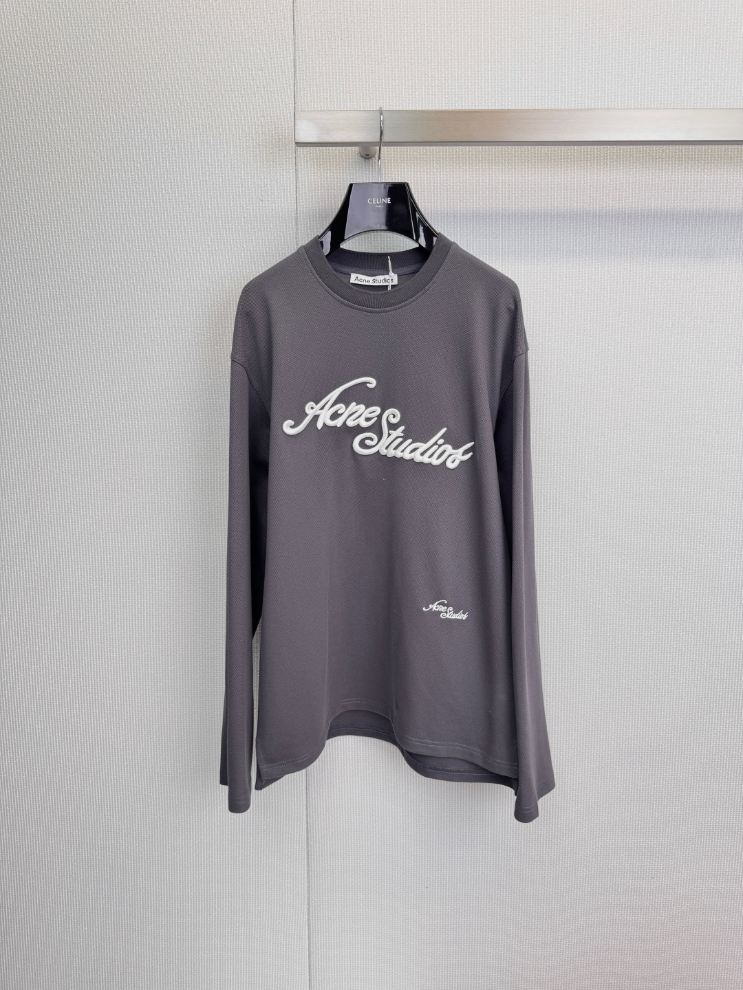 NO:611098,ACNE Studios  Iconic embroidered long-sleeved T-shirt, classic double logo design, the brand's iconic handwritten logo is presented in exquisite embroidery on the chest, showing a casual fashion attitude, the hem is embellished with the same small embroidered logo, forming a clever echo, enriching the level of details, using the brand's iconic logo  Cotton fabric ensures a soft and skin-friendly wearing experience and a neat drape silhouette. The dark gray is calm and advanced, and the off-white is gentle and pure. They are all versatile basic styles that must be worn in the wardrobe. The simple and loose version can be worn alone or layered, easily creating a Nordic minimalist style.P,,acne  studios,dior,tees,t-shirt,alexander wang19860909ACNE Studios 标志性刺绣长袖T恤,经典双标识设计,胸前以精致刺绣呈现品牌标志性的手写体Logo,彰显不经意的时髦态度,衣摆处点缀同款小号刺绣标识,形成巧妙呼应,丰富细节层次,采用品牌标志性棉质面料,确保柔软亲肤的穿着体验与垂坠利落的廓形,深灰色沉稳高级,米白色温柔纯净,均为衣橱必备的百搭基础款,简约宽松的版型,单穿或内搭皆宜,轻松塑造北欧极简风格.P,,acne studios,dior,tees，t-shirt,alexander wang,Women's clothing