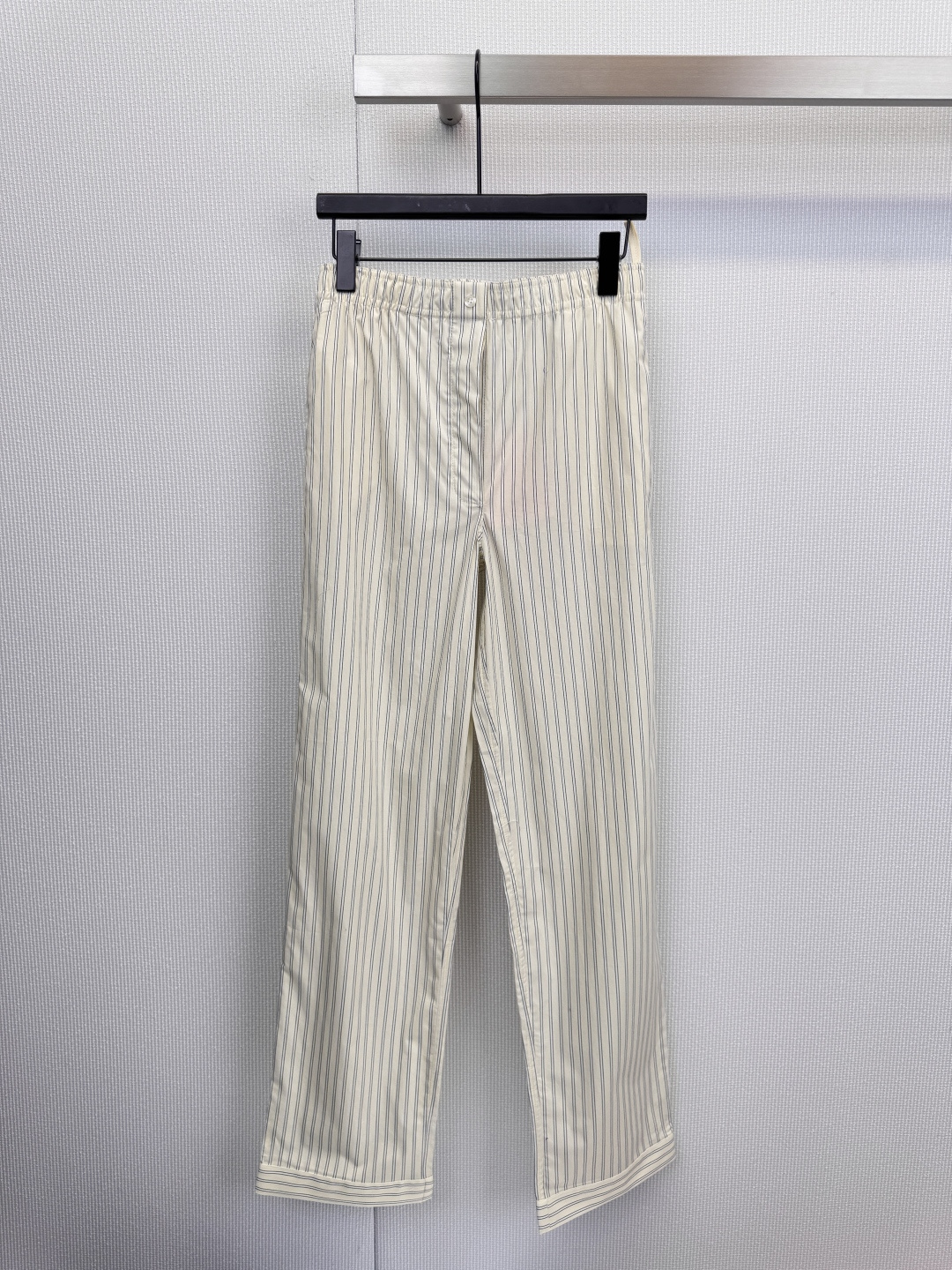NO:611106,MiuMiu2025 new classic striped trousers, simple pinstripes, continue Miu  Miu's iconic sweetness and rebellious genes give the basic style a unique identity. The soft and drapey fabrics are selected to ensure comfort and neatness of the pants, showing dynamic elegance in the step. The right loose cut can not only modify the shape of the legs, but also bring unrestricted wear.  Experience, perfectly balancing casual and formal sense. Whether paired with a simple white T-shirt, sweater, or suit jacket, it can easily create an effortless fashion sense. It is an ideal choice for creating a high-end commuting look. Size SML, miumiu, jackets  & coats,tees,t-shirt,business suit,alexander wang19860909MiuMiu2025新款经典条纹长裤,简约的细条纹,延续Miu Miu标志性的甜美与叛逆基因,赋予基础款独特的辨识度,精选柔软垂顺的面料,确保穿着舒适度与裤型的利落感,步履间尽显动态优雅,恰到好处的宽松剪裁,既能修饰腿型,又带来无拘束的穿着体验,完美平衡休闲与正式感,无论是搭配简约白T恤、针织衫,或是西装外套,都能轻松塑造出不费力的时髦感,是打造高级感通勤装扮的理想之选.码数SML,,miumiu,jackets & coats,tees，t-shirt,business suit,alexander wang,Women's clothing