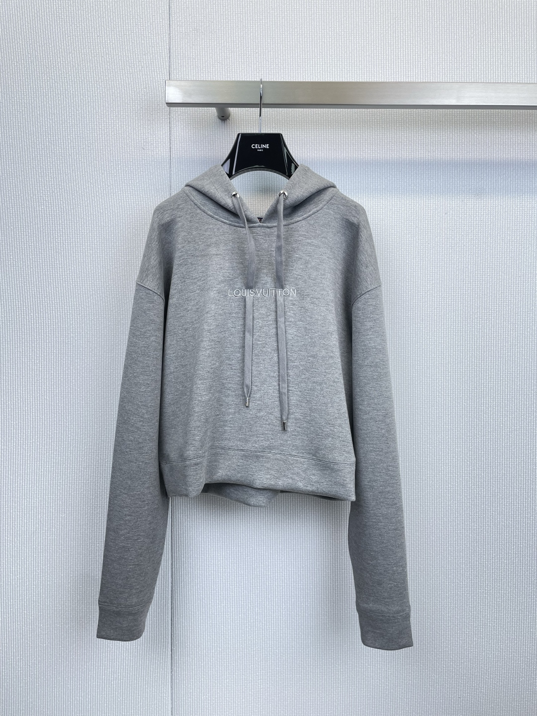 NO:611114,LV2025 new autumn and winter air cotton hooded sweatshirt, made of light and unique air cotton material, soft and delicate to the touch, with excellent warmth retention and breathability, providing a cloud-like skin-friendly experience, decorated with exquisite 'LOUIS' on the chest  VUITTON' embossed logo, low-key and low-key to highlight the brand identity, perfect texture, loose and moderate hooded style, with naturally hanging drawstring, easily create an effortless sense of fashion, suitable for wearing alone or inside, the classic light gray tone complements the simple design, easy to match and timeless, easily improves the taste of daily dressing. Size SML,, louis vuitton, louis vuitton, hoodie, sweatshirts, hats, alexander wang19860909LV2025秋冬新款空气棉连帽卫衣,采用轻盈独特的空气棉材质,触感柔软细腻,兼具出色的保暖性与透气度,提供云朵般的亲肤体验,胸前饰以精致的“LOUIS VUITTON”压印Logo,低调中彰显品牌身份,质感满分,宽松适度的连帽款式,搭配自然垂落的抽绳,轻松塑造不费力的时髦感,单穿或内搭皆宜,经典的浅灰色调,与简约设计相得益彰,易于搭配且永不过时,轻松提升日常着装品位.码数SML,,louis vuitton,louis vuitton,hoodie,sweatshirts,hats,alexander wang,Women's clothing