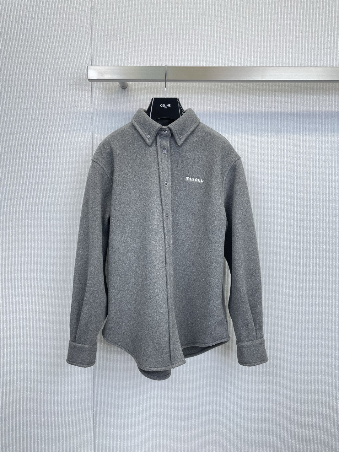 NO:611122,A great tool for commuting with a relaxed feel, this MiuMiu polar fleece shirt combines warmth and luxury with a soft dark gray tone. The left chest is only decorated with fine embroidery of the same color to embellish the brand logo, interpreting 'unobtrusive luxury'. It is a quality choice for commuting. It uses thick and soft polar fleece fabric, taking into account the neat shape of the shirt and the warmth needed in autumn and winter.  Care, style and warmth coexist, the lapel design and multiple button placket retain the sophistication of the shirt, and can be easily put on and taken off as a jacket, adapting to a variety of occasions. The slightly loose tailoring and naturally drooping lines are tolerant to the body, and there is ample interior space, creating an effortless sense of fashion. Size SML,, miumiu, jackets  & coats,shirts,alexander wang19860909松弛感通勤利器,这件MiuMiu摇粒绒衬衫,把温暖和高级都穿在身上,柔和的深灰色调,左胸仅以同色系精细刺绣点缀品牌标识,诠释“不张扬的奢华”,是通勤穿搭的品质之选,选用厚实柔软的摇粒绒面料,兼顾了衬衫的利落版型与秋冬所需的温暖呵护,风度与温度并存,翻领设计与多颗纽扣开襟,保留了衬衫的干练,又可作为外套轻松穿脱,适应多种场合,略微宽松的剪裁与自然垂坠的线条,对身材包容性强,内搭空间充足,营造出毫不费力的时髦感.码数SML,,miumiu,jackets & coats,shirts,alexander wang,Women's clothing