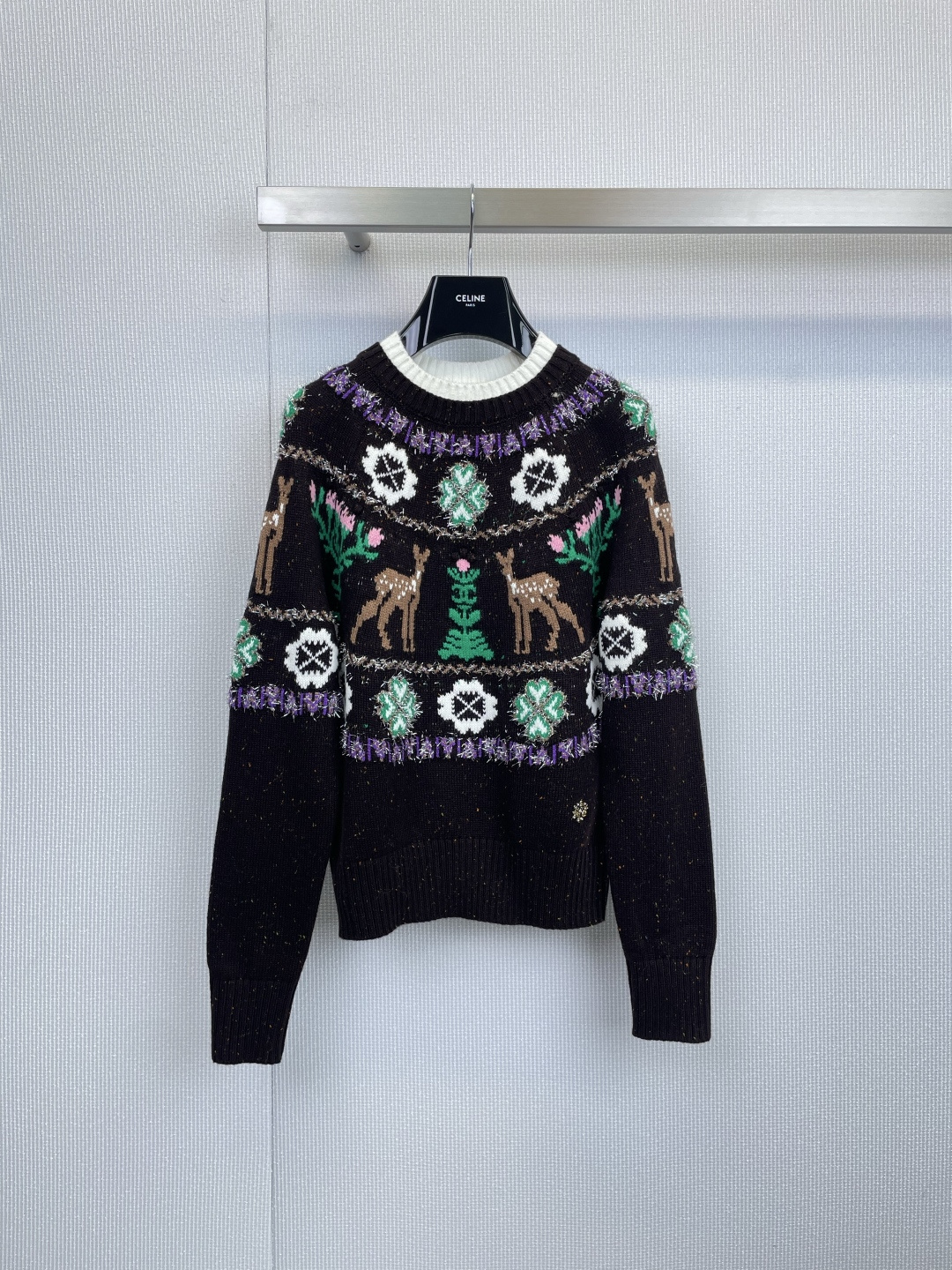 NO:611130,Chanel deer jacquard winter festival atmosphere sweater starts with a jacquard sweater. Chanel uses knitting art to light up your holiday wardrobe. The navy blue wonderland makes deer jump in the clothes. The fresh pink neckline and interesting pattern combination make you feel like you are wearing a Christmas fairy tale on your body. It is retro and reduces your age. The classic warm rice comes with a gentle filter and the iconic double  The C pattern is an exclusive fashion code. Whether it is paired with a coat or worn alone, it can exude charming brilliance at parties and warm the whole season. Hanging here is already a work of art. This winter, let the warmth and sophistication of Chanel accompany you. Size SML, chanel, chanel, sweaters, alexander  wang19860909Chanel麑鹿提花冬日节日氛围感毛衣,由一件提花毛衣开启,香奈儿以针织艺术,点亮你的节日衣橱,藏蓝奇境让小鹿在衣间跳跃,清新的粉色领口与趣味图案组合,仿佛将圣诞节的童话故事穿在身上,复古又减龄,经典暖米自带温柔滤镜,标志性的双C图案是专属的时尚密码,无论是搭配大衣还是单穿,都能在聚会中散发迷人光彩,温暖整个季节,悬挂于此,已是艺术品,这个冬日,让香奈儿的温暖与精致与你相伴.码数SML,,chanel,chanel,sweaters,alexander wang,Women's clothing