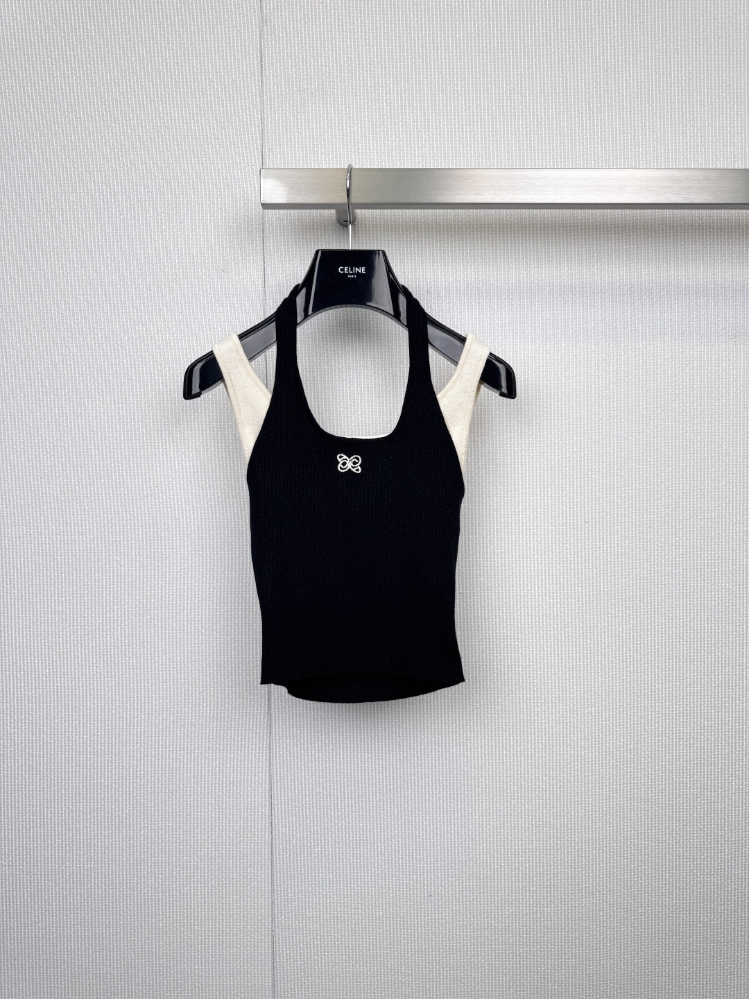 NO:611138,ANN  ANDELMAN short slim fit fake two-piece halterneck sparkling vest suspender, fake two-piece design, the halter neck part is full of details, the contrasting color combination is high-end and eye-catching, it will stand out when worn casually, and it is easy to say goodbye to the passerby look, thin shoulder straps reveal beautiful shoulder and neck lines, full of pure desire, slim version  The shape outlines the body curve without being too tight. It is both comfortable and fashionable. The yarn is skin-friendly and breathable. It will not be stuffy at all in summer. Whether it is paired with casual wide-leg pants or a sweet short skirt, it can be easily matched with different styles. It is very suitable for daily outings and date photos.  Code numberSML P,,skirts,alexander wang19860909ANN ANDELMAN短款修身假两件挂脖闪闪背心吊带,假两件设计,挂脖部分细节感满满,撞色搭配高级又吸睛,随便一穿就很出挑,轻松告别路人感,细肩带露出漂亮肩颈线条,纯欲感拉满,修身版型勾勒身材曲线,又不会过于紧身,舒适度和时尚感兼具,纱线亲肤又透气,夏天穿完全不会闷热,不管是搭配休闲的阔腿裤,还是甜辣的短裙,都能轻松拿捏不同风格,日常出街、约会拍照都超合适. 码数SML P,,skirts,alexander wang,Women's clothing