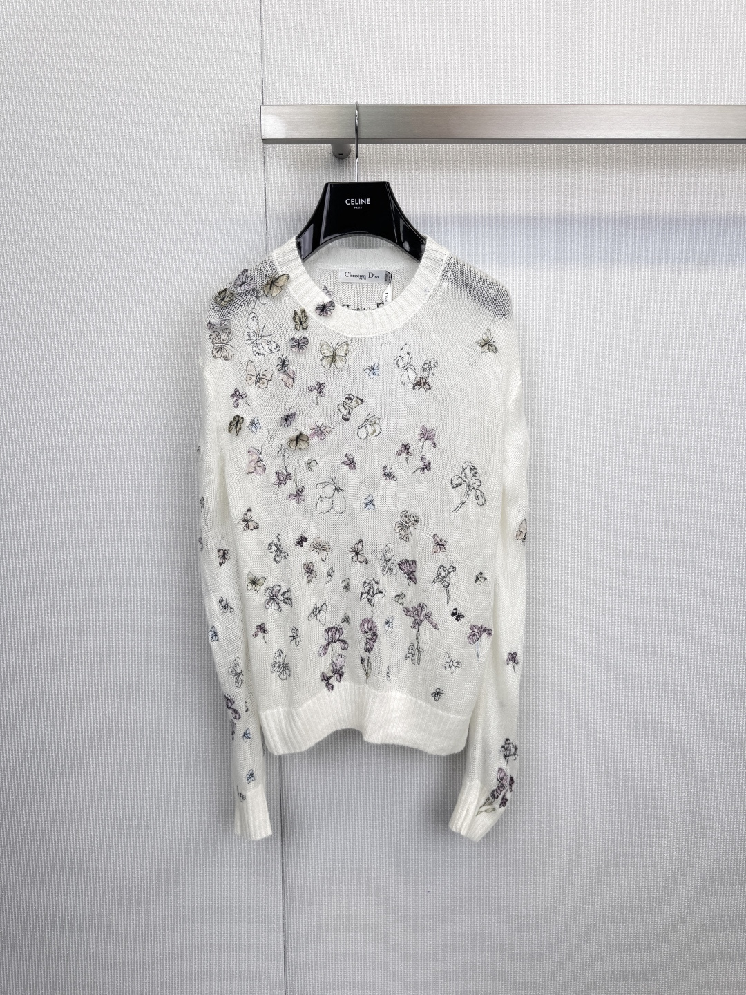 NO:621556,The Dior butterfly embroidered sweater weaves the spring garden around the body, creating the romantic poetry of flying. It is a sweater that can breathe. The pure and flawless white bottom shirt is like the mist in the morning, becoming the best stage for butterflies. The craftsman uses delicate needlework to freeze the moment of flying butterflies forever - they have different postures and elegant colors, as if they have just emerged from the garden.  Wake up, light and perched on the soft fabric, the loose silhouette conveys effortless elegance, and the hazy texture adds a dreamy filter. This is not only a sweater, but also a three-dimensional poem about lightness, freedom and romance. Wearing it, it seems to be carrying a wisp of spring breeze, causing butterflies to flutter with every step, awakening the tenderness of the entire spring in winter.  Code number SML 1,,dior,sweaters,alexander wang19860909Dior蝴蝶刺绣毛衣,将春日花园织于身,翩跹而至的浪漫诗意,一件会呼吸的毛衣,纯净无瑕的白色底衫,宛如清晨的薄雾,成为蝴蝶最佳的舞台,匠人以细腻针线,将彩蝶翩跹的瞬间永恒定格——它们姿态各异,色彩淡雅,仿佛刚从花园中苏醒,轻盈栖息于柔软织物之上,宽松的廓形传递着毫不费力的优雅,朦胧的质地更添一丝梦幻滤镜.这不仅是一件毛衣,更是一首关于轻盈、自由与浪漫的立体诗篇,穿上它,仿佛携一缕春风,每一步都带动蝴蝶振翅,在冬日里唤醒整个春天的温柔. 码数SML 1,,dior,sweaters,alexander wang,Women's clothing