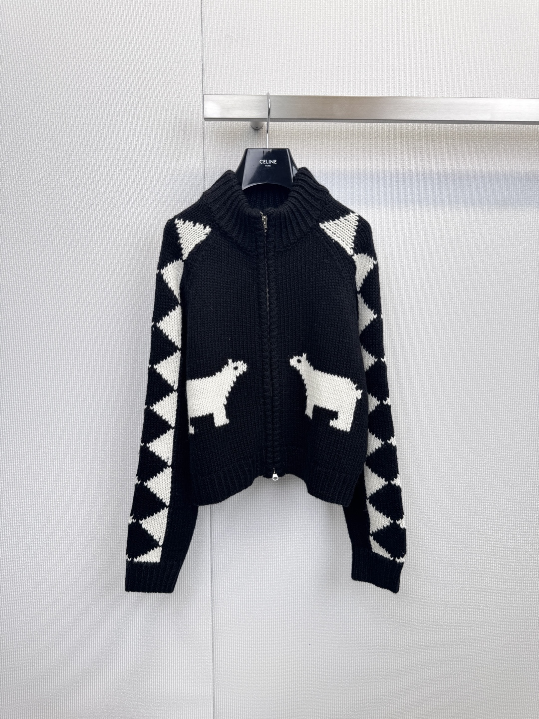 NO:623004,SHORT  SENTENCE Short Sentence Raglan Sleeve Polar Bear Knitted Cardigan. When polar fun meets relaxed daily life, this raglan sleeve knitted cardigan is the answer. Using a simple and smooth pattern as the canvas, two playful polar bears pop up on the chest, instantly  It highlights childlike innocence and fun. The classic raglan sleeve design is supplemented by exquisite diamond-shaped plaid embellishments on the shoulders, which easily modifies the shoulder line and brings an eclectic sense of laziness. The iconic polar bear pattern injects vitality into the simple design and expresses uniqueness.  Unique personality, loose raglan sleeves, free movement, rhombus plaid details add retro sports style, soft and skin-friendly wool blended knitted material, bringing a cloud-like comfortable wearing experience, classic black and white collision, interpretation of cool street style; refreshing blue and white combination, exuding a fresh and youthful atmosphere, whether layered with a simple T-shirt to create layers, or casually thrown as a jacket, it can easily create an effortless sense of fashion, campus walks, weekend outings, afternoon cafes...  Let this warmth and loveliness accompany you in every pleasant moment. Size SML, jackets & coats, tees, t-shirt, alexander wang19860909SHORT SENTENCE短句插肩袖北极熊针织开衫,当极地趣味遇见松弛日常,这件插肩袖针织开衫便是答案,以简约流畅的版型为画布,两只俏皮的北极熊跃然于胸前,瞬间点亮童真与趣味,经典的插肩袖设计,辅以肩部精致的菱形格纹点缀,轻松修饰肩线,带来不拘一格的慵懒感,标志性北极熊图案,为简约设计注入灵动活力,诉说独特个性,宽松插肩袖版型,活动自如,菱形格纹细节增添复古运动风尚,采用柔软亲肤的羊毛混纺针织材质,带来云朵般舒适的穿着体验,经典黑白碰撞,演绎酷感街头风；清爽蓝白搭配,散发清新少年气,无论是内搭简约T恤叠穿出层次,还是作为外套随性披挂,都能轻松塑造出不费力的时髦感,校园漫步、周末出游、午后咖啡馆…… 让这份温暖与可爱,陪伴你的每一个惬意时刻.码数SML,,jackets & coats,tees，t-shirt,alexander wang,Women's clothing