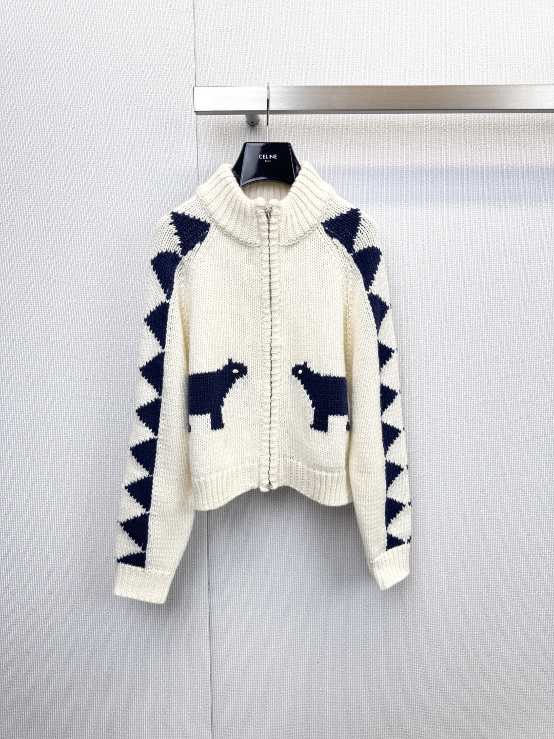 NO:623010,SHORT  SENTENCE Short Sentence Raglan Sleeve Polar Bear Knitted Cardigan. When polar fun meets relaxed daily life, this raglan sleeve knitted cardigan is the answer. Using a simple and smooth pattern as the canvas, two playful polar bears pop up on the chest, instantly  It highlights childlike innocence and fun. The classic raglan sleeve design is supplemented by exquisite diamond-shaped plaid embellishments on the shoulders, which easily modifies the shoulder line and brings an eclectic sense of laziness. The iconic polar bear pattern injects vitality into the simple design and expresses uniqueness.  Unique personality, loose raglan sleeves, free movement, rhombus plaid details add retro sports style, soft and skin-friendly wool blended knitted material, bringing a cloud-like comfortable wearing experience, classic black and white collision, interpretation of cool street style; refreshing blue and white combination, exuding a fresh and youthful atmosphere, whether layered with a simple T-shirt to create layers, or casually thrown as a jacket, it can easily create an effortless sense of fashion, campus walks, weekend outings, afternoon cafes...  Let this warmth and loveliness accompany you in every pleasant moment. Size SML, jackets & coats, tees, t-shirt, alexander wang19860909SHORT SENTENCE短句插肩袖北极熊针织开衫,当极地趣味遇见松弛日常,这件插肩袖针织开衫便是答案,以简约流畅的版型为画布,两只俏皮的北极熊跃然于胸前,瞬间点亮童真与趣味,经典的插肩袖设计,辅以肩部精致的菱形格纹点缀,轻松修饰肩线,带来不拘一格的慵懒感,标志性北极熊图案,为简约设计注入灵动活力,诉说独特个性,宽松插肩袖版型,活动自如,菱形格纹细节增添复古运动风尚,采用柔软亲肤的羊毛混纺针织材质,带来云朵般舒适的穿着体验,经典黑白碰撞,演绎酷感街头风；清爽蓝白搭配,散发清新少年气,无论是内搭简约T恤叠穿出层次,还是作为外套随性披挂,都能轻松塑造出不费力的时髦感,校园漫步、周末出游、午后咖啡馆…… 让这份温暖与可爱,陪伴你的每一个惬意时刻.码数SML,,jackets & coats,tees，t-shirt,alexander wang,Women's clothing