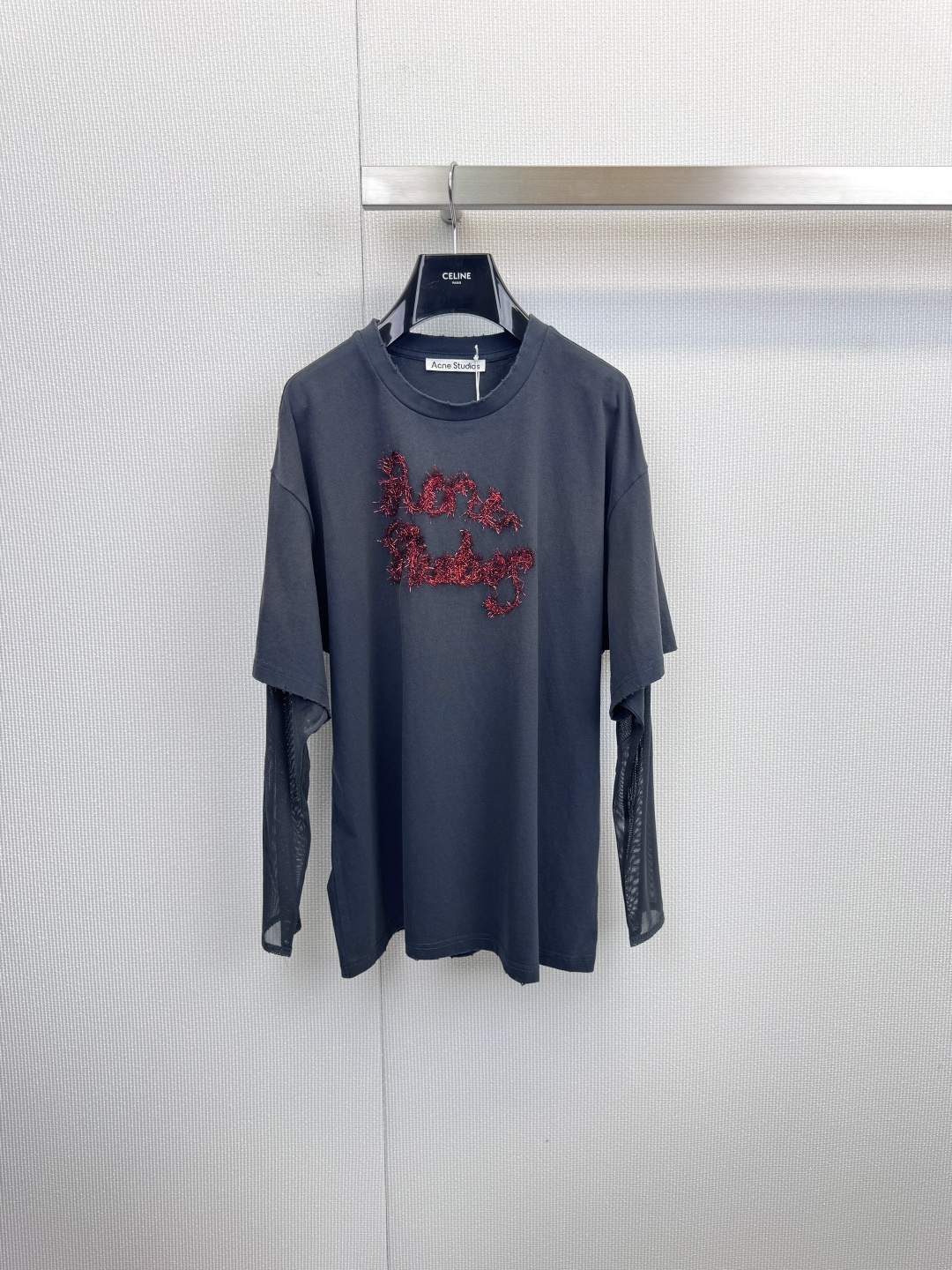 NO:623016,ACNE Studios mesh sleeve fake two-piece long-sleeved T-shirt defines layers and deconstructs convention. With its exquisite design language, this T-shirt perfectly combines street style with high fashion style. 'ACNE' on the chest  The letters 'STUDIOS' are made of special materials, showing a slightly broken metallic luster, becoming a visual focus that cannot be ignored, highlighting the uninhibited attitude. The ingenious two-piece design of mesh sleeves is covered with semi-transparent black mesh on the dark gray basic sleeve body, which not only breaks the monotony, but also creates a modern layer of overlapping virtual and solid, easily enhancing the texture of the shape. The crisp and flexible cotton fabric is used, combined with  The simple and neat straight silhouette ensures comfort while creating a relaxed silhouette. Wearing it alone can become the core highlight of the overall look. It can also be used as an inner layer, with the corners exposed through the mesh cuffs and hem. It can be layered with jackets, vests and other items for fun. It is an excellent choice for creating high-end street style, attending trendy gatherings, and showing personal fashion taste. Size SML, Acne  studios,dior,jackets & coats,tees,t-shirt,alexander wang19860909ACNE Studios网纱袖假两件长袖T恤,定义层次,解构常规. 这款T恤以精妙设计语言,将街头感与高级时装味完美融合,胸前“ACNE STUDIOS”字母以特殊材质打造,呈现略带破碎感的金属光泽,成为不容忽视的视觉焦点,彰显不羁态度,匠心独运的网纱袖假两件设计,于深灰色基础袖身外覆以半透视黑色网纱,不仅打破单调,更营造出虚实交叠的摩登层次,轻松提升造型质感,选用挺括柔韧的棉质面料,结合简约利落的直筒版型,确保舒适体感的同时,塑造出松弛有度的轮廓,单穿即可成为整体造型的核心亮点,亦可作为内搭,通过网纱袖口与下摆露出边角,与外套、马甲等单品玩转叠穿趣味,是打造高段位街头风格、出席潮流聚会、展现个人时尚品味的绝佳选择.码数SML,,acne studios,dior,jackets & coats,tees，t-shirt,alexander wang,Women's clothing