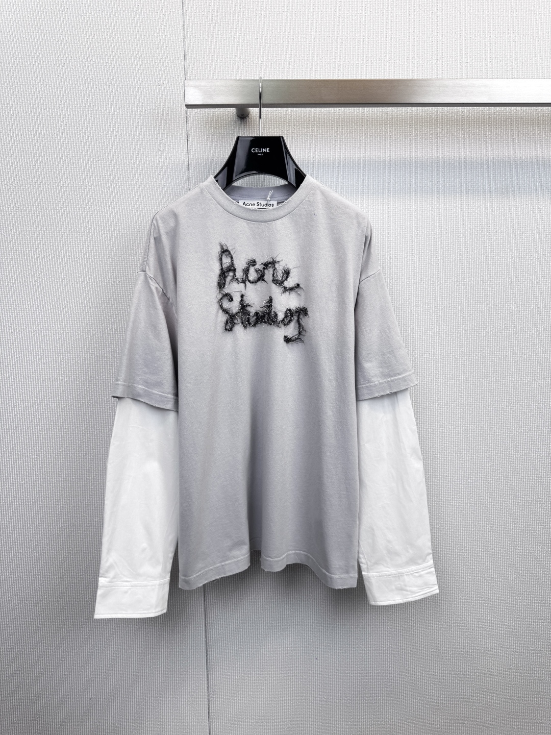 NO:623022,ACNE  Studios shirt sleeves fake two long-sleeved T-shirts. One wears a sense of layering. Say goodbye to cumbersome layering and reshape classic items with exquisite tailoring. This T-shirt is designed with the ingenious design of 'fake two pieces'. The white shirt cuffs and the light gray main body shape are cleverly spliced to instantly create a rich look.  The visual layering allows you to achieve a neat and stylish effect without actually layering it. It shows design skills in simplicity. The iconic shirt sleeve design creates a crisp silhouette and refreshing feeling like a real white shirt. The chest is decorated with 'Acne' with a unique raw edge effect.  Studios' brand letter printing injects an uninhibited artistic atmosphere into the minimalist base. It uses the brand's consistent high-quality cotton, focusing on fabric texture and drape to ensure both comfort and style. The classic straight version, combined with gray and white colors, easily interprets the fusion of Nordic minimalism and street fashion. Whether it is paired with suit pants to create a Smart Casual look, or combined with jeans to show a sense of daily relaxation, it is the finishing touch to enhance the overall texture. Size, Acne  studios,dior,jeans,shirts,tees,t-shirt,business suit,alexander wang19860909ACNE Studios衬衫袖假两件长袖T恤,一件穿出层次感,告别繁琐叠穿,以精妙剪裁重塑经典单品,这件T恤以“假两件”的巧思设计,将白色衬衫袖口与浅灰色主身形巧妙拼接,瞬间构建出丰富的视觉层次,无需真正叠穿,即可获得利落有型的时髦效果,简约中尽显设计功力,标志性的衬衫袖设计,营造出宛若真实内搭白衬衫的挺括轮廓与清爽感,胸前饰以带有独特毛边效果的“Acne Studios”品牌字母印花,为极简基底注入不羁的艺术气息,采用品牌一贯的优质棉料,注重面料肌理与垂坠感,确保穿着舒适与有型兼顾,经典的直筒版型,配合灰白配色,轻松演绎北欧式极简与街头时髦的融合,无论是搭配西装裤打造Smart Casual造型,还是与牛仔裤组合展现日常松弛感,它都是提升整体穿搭质感的点睛单品.码数,,acne studios,dior,jeans,shirts,tees，t-shirt,business suit,alexander wang,Women's clothing