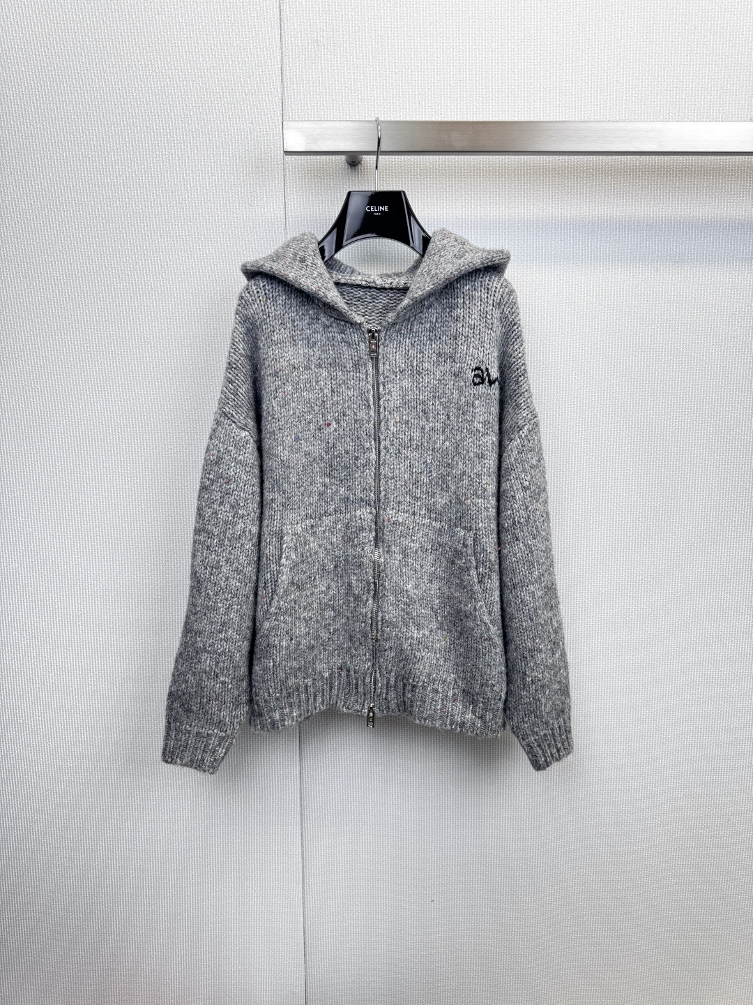 NO:623031,Alexander Wang  Alexander Wang hooded zipper knitted sweater, low-key luxury, defines lazy street style, classic gray tone, decorated with simple 'aw' brand logo, easily enhances the texture of daily wear, loose hooded version, with functional zippers and pockets, perfectly combines pragmatism and fashion attitude, selected high-quality blended fabrics (main ingredients: 38 sheep wool, 21 cotton, 1  8 nylon, 12 mohair, etc.), soft and fluffy to the touch, mixed with colorful spotted yarn details, giving the fabric a unique texture and layering, ensuring comfort and warmth in autumn and winter. It pays attention to details and has smooth lines, highlighting the consistent modern urban style of the Alexander Wang brand. It is simple but not simple, and can unlock multiple styles in one piece.,, alexander  wang,sweaters,hats,alexander wang19860909Alexander Wang 亚历山大王连帽拉链针织毛衣,低调奢华,定义慵懒街头风,经典灰色调,饰以简约的“aw”品牌标识,轻松提升日常穿着质感,宽松连帽版型,搭配功能性拉链与口袋,将实用主义与时尚态度完美结合,精选优质混纺面料（主料成分38绵羊毛、21棉、18锦纶、12马海毛等）,触感柔软蓬松,夹杂彩色斑点纱线细节,赋予织物独特纹理与层次感,确保秋冬穿着的舒适度与保暖性,注重细节考量,线条流畅,彰显亚历山大王品牌一贯的现代都市风格,简约不简单,一件解锁多种型格穿.,,alexander wang,sweaters,hats,alexander wang,Women's clothing