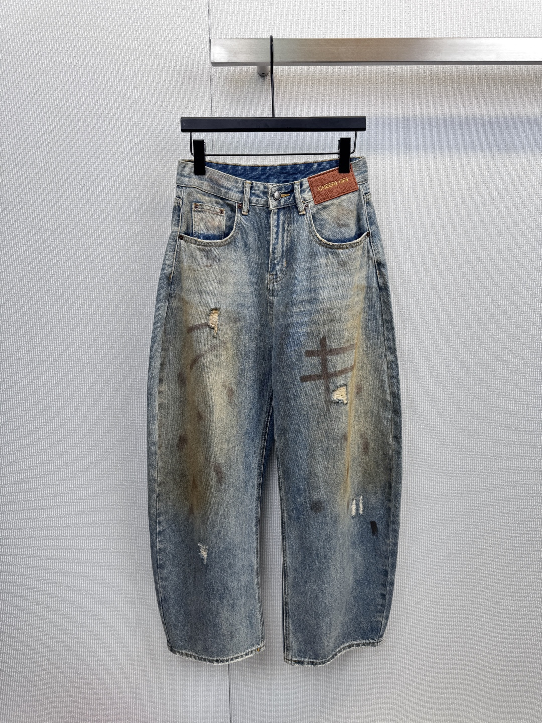NO:623043,CHEERI UP!  Dirty jeans, wearing 'dirty' as an attitude, when 'distressing' is no longer deliberate, but an extension of personality - these dirty jeans use mottled stains and torn holes as brush strokes to outline the soul of casual and free dressing. The light blue washed background is like a faded memory, and every damage is a unique trace of a story, giving you an 'unfinished' artistic sense when walking on the street. The brown leather label on the back waist is branded with the golden 'CHEER'  UP!' declaration is not only the brand's attitude, but also a code of encouragement for your daily wear. The loose straight-leg cut of the trousers hides the muscles and makes you look slimmer, while the back pockets are spliced with black, gray and white plaid fabrics, quietly breaking the monotony, exuding layered sophistication from the back, whether it is  Pair it with a retro printed T-shirt to interpret the 90s street style, or use a suit jacket to create a yuppie look. These jeans can neutralize the formality with a 'dirty' texture and inject a relaxed aura. The hole-in-the-eye breathable design allows it to be worn casually even in summer,——  CHEERI UP! The dirty series is dedicated to you who are unwilling to live in the filter. Size SML, jeans, jackets & coats, tees, t-shirt, business suit, alexander wang19860909CHEERI UP！脏脏牛仔裤,把“脏”穿成一种态度,当“做旧”不再是刻意,而是性格的延伸——这款脏脏牛仔裤以斑驳污渍与撕裂破洞为笔触,勾勒出随性自由的穿搭灵魂,浅蓝水洗底色如褪色的记忆,每一处破损都是独一无二的故事痕迹,让你在街头行走时自带“未完成”的艺术感,后腰棕色皮标烙印金色「CHEER UP!」宣言,既是品牌态度,也是给你的每日穿搭打气暗号,裤脚宽松直筒剪裁藏肉显瘦,而背后口袋拼接黑灰白格纹布料,悄然打破单调,从背影开始散发层次心机,无论是搭配复古印花T恤演绎90年代街头风,还是用西装外套混出雅痞感,这条牛仔裤都能用“脏脏”质感中和正式,注入松弛气场.破洞透气设计甚至让它在夏天也能任性出场,—— CHEERI UP! 脏脏系列,献给不甘活在滤镜里的你.码数SML,,jeans,jackets & coats,tees，t-shirt,business suit,alexander wang,Women's clothing