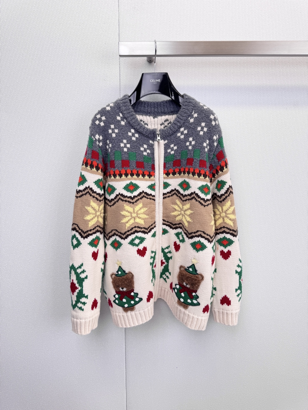 NO:623055,FORDARE 25 autumn and winter Christmas bear woolen cardigan, wear it to the Christmas party, light up the warm winter, reject the dull winter, let FORDARE's 'Christmas bear' crown you with happiness!  This cardigan uses rich festive colors as its canvas, intertwining playful bears, dreamy snowflakes and sweet hearts, weaving a Christmas fairy tale that can be worn on your body. Whether it is a date on Christmas Eve or a gathering of friends at the end of the year, it is your most eye-catching warm shirt. Every teddy bear wearing a Christmas hat seems to be weaving a holiday story, with scattered snowflakes and love patterns, full of childlike fun and healing power. Choose  It is made of soft and skin-friendly woolen fabric with good warmth retention. You can enjoy the comfort of being wrapped in warmth when you wear it with a shirt or a simple bottoming shirt. The zipper cardigan design is easy to put on and take off. The loose and decent tailoring can be easily controlled whether it is paired with a skirt for a sweet style or with jeans for a casual feel. Size SML, skirts, jeans, shirts, hats, alexander  wang19860909FORDARE福蝶25秋冬圣诞小熊毛织开衫,把圣诞派对穿在身上,点亮温暖冬日,拒绝沉闷冬日,让福蝶的「圣诞小熊」为你加冕快乐！这款开衫以浓郁节日色彩为画布,将俏皮小熊、梦幻雪花与甜蜜爱心交织在一起,织出一件可以穿在身上的圣诞童话.无论是平安夜的约会,还是年末好友聚会,它都是你最吸睛的温暖战袍,每一只戴着圣诞帽的泰迪熊都仿佛在编织节日故事,搭配错落有致的雪花与爱心图案,充满童趣与治愈力,选用柔软亲肤的毛织面料,保暖性佳,内搭衬衫或简约打底衫,都能享受被温暖包裹的惬意,拉链开衫设计,穿脱方便.宽松得体的剪裁,无论搭配裙装演绎甜美风,还是搭配牛仔裤营造休闲感,都能轻松驾驭.码数SML,,skirts,jeans,shirts,hats,alexander wang,Women's clothing