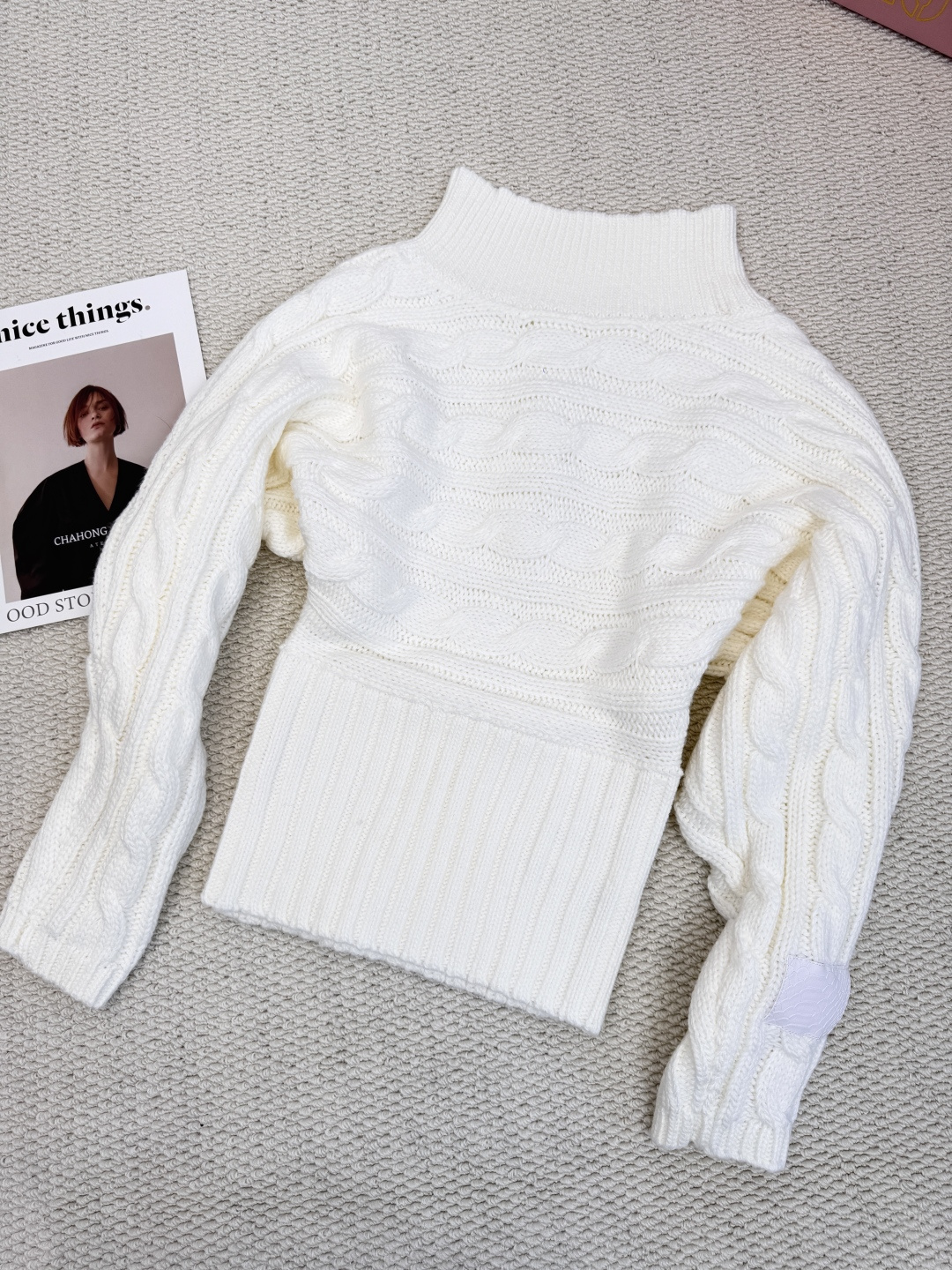 NO:623067,The AnnAndelman sweater has a balanced aesthetic of laziness and sophistication. It instantly catches the eye with its highly recognizable asymmetrical one-shoulder design. The delicate twist cable texture and neat vertical stripe knitting cleverly meet on the body, outlining a relaxed and three-dimensional silhouette. The eclectic off-shoulder design slightly exposes the collarbone, injecting a touch of just right into the loose and casual silhouette.  The elegance and sexiness in every part easily enhance the fashion sense of the overall look. The three-dimensional cable ties on the shoulder sleeves form a texture contrast with the smooth vertical lines on the body. The details are perfect and highlight the excellent knitting technology. The pure white tone makes it easy to control whether it is paired with a skirt to create a gentle atmosphere or combined with jeans for a casual style. Just like the 'nice' inadvertently revealed in the picture  things' implies, it is just such a beautiful item that can enhance the sense of daily quality. Whether you are strolling among the display racks with a delicate leather bag, or enjoying quiet time at home, this sweater can bring you a wearing experience that coexists with comfort and style. Define your relaxed fashion, starting with a sweater with attitude. Size SML,,skirts,jeans,sweaters,alexander wang19860909AnnAndelman毛衣·慵懒与精致的平衡美学,以极具辨识度的不对称单肩设计,瞬间捕捉视线,细腻的麻花绞花纹理与利落的竖条纹针织于衣身巧妙邂逅,勾勒出松弛有度的立体轮廓,不拘一格的露肩设计,微露锁骨,于宽松休闲的版型中注入一丝恰到好处的优雅与性感,轻松提升整体造型的时尚感,肩袖部的立体绞花与衣身的顺滑竖纹形成质感对比,细节满分,彰显卓越针织工艺,纯净的白色调,无论是搭配半身裙营造温柔气息,还是结合牛仔裤演绎随性风格,皆能轻松驾驭.正如画面中不经意露出的“nice things”所暗示的,它正是这样一件能提升日常品质感的美好单品,无论是手提精致皮包漫步于展架之间,还是在家中享受静谧时光,这件毛衣都能为你带来舒适与风格并存的穿着体验,定义你的松弛感时尚,从一件有态度的毛衣开始.码数SML,,skirts,jeans,sweaters,alexander wang,Women's clothing