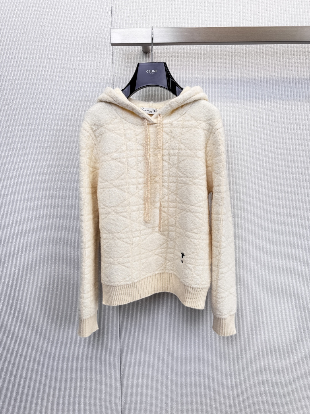 NO:623078,Dior hooded sweater·Enjoy softness and simple style. This beige hooded sweater outlines a simple and layered silhouette with a classic diamond pattern, interpreting the brand's timeless elegant genes. The golden ratio of 70% wool and 30% cashmere comes from Italy.  The exquisite craftsmanship combines unparalleled skin-friendly texture and warm care. The high-quality wool-blend cashmere has a delicate and soft touch. It not only brings a cloud-like wrapping feeling, but also reveals a self-evident luxury taste in leisure with its excellent drape. Hooded design  Paired with a drawstring of the same color, you can easily create a casual and lazy style; the ribbed cuffs at the side seams ensure a crisp and neat silhouette, and the low-key black Dior logo on the lower left highlights the brand identity with subtle details. From daily commuting to casual holidays, this sweater can become your look.  A core item. Whether it is layered with a coat to enhance the level, or worn alone to show a simple temperament, it is a wise choice that takes into account both comfort and fashion. Size SML, dior, sweaters, gold, hats, alexander  wang19860909Dior连帽毛衣·奢享柔软与简约风尚,这件米色的连帽毛衣,以经典菱形格纹勾勒出简约而富有层次感的轮廓,诠释了品牌历久弥新的优雅基因,70羊毛与30山羊绒的黄金配比,源自意大利的精工匠造,将无与伦比的亲肤质感与温暖呵护融于一身,触感细腻柔软的高品质羊毛混纺山羊绒,不仅带来云朵般的包裹感,更以其出色的垂坠感,于休闲中流露出不言而喻的奢华品位,连帽设计搭配同色系抽绳,轻松营造随性慵懒风格；侧缝处的罗纹收口确保版型挺括利落,左下方低调的黑色Dior标志,以微妙细节彰显品牌身份,从日常通勤到休闲假日,这件毛衣都能成为您造型中的核心单品.无论是搭配大衣叠穿提升层次,还是单穿展现简约气质,它都是兼顾舒适度与时尚感的明智之选.码数SML,,dior,sweaters,gold,hats,alexander wang,Women's clothing