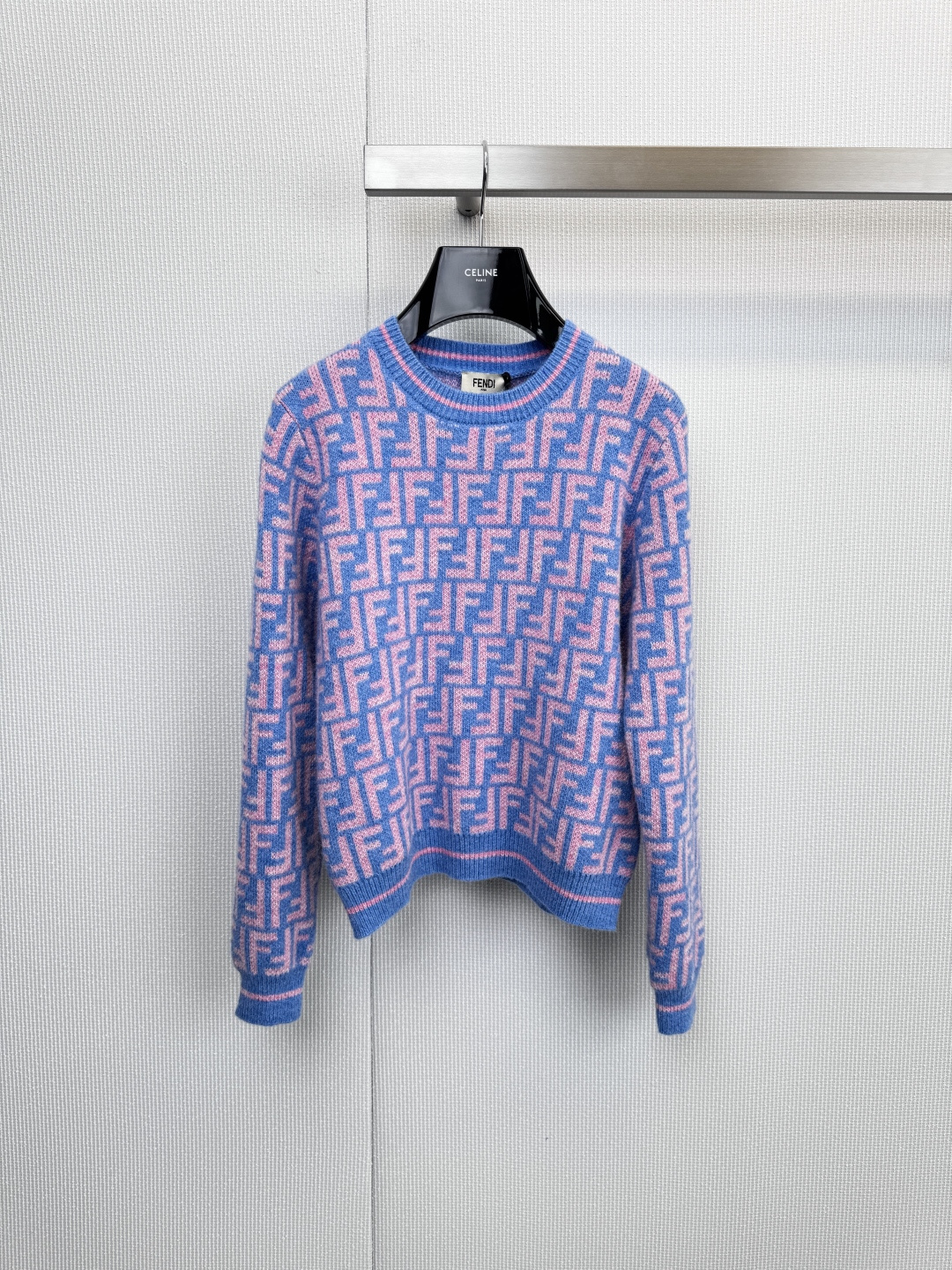 NO:623088,FENDI  The collision of Italian elegance and trendy symbols of the sweater. This sweater uses deep navy blue as the canvas and is covered with the iconic pink 'FF' three-dimensional print. The repeated aesthetics of the classic symbol create a strong visual recognition. The round neck design and ribbed edges outline a neat silhouette, while the fabric ingredient label reveals its secret of comfort - 81 viscose fiber brings a velvety smooth touch, 16 polyester fiber ensures a crisp fit, and 3 polyamide improves durability. Thorns  The embroidery part is finely made of polyester fiber, and the contrasting pink and blue colors represent the brand's genes. It is retro, modern, and full of youthful vitality. From the fabric weaving to the stitching of the finished product, Italian craftsmanship standards are reflected. It is suitable to be paired with white wide-leg pants to create an urban casual look, or mixed with leather items to add a sense of layering. Whether it is an art exhibition or a weekend brunch, you can easily control the balance between fashion and comfort. Size SML, brunello  cucinelli,fendi,sweaters,alexander wang19860909FENDI 毛衣意式优雅与潮流符号的碰撞,这件毛衣以深邃海军蓝为画布,铺满标志性的粉色「FF」立体印花,经典符号的重复美学打造出强烈的视觉辨识度,圆领设计与罗纹收边勾勒利落轮廓,而面料成分标签则揭示了其舒适奥秘——81粘胶纤维带来丝绒般柔滑触感,16聚酯纤维保证版型挺括,3聚酰胺提升耐用性.刺绣部分采用聚酯纤维精细打造,粉蓝撞色演绎品牌基因,既复古摩登又充满年轻活力,从面料织造到成品缝合均体现意式匠心标准,适合搭配白色阔腿裤打造都市休闲look,或与皮革单品混叠增添层次感,无论是艺术展览还是周末brunch,皆能轻松驾驭时尚与舒适的平衡点.码数SML,,brunello cucinelli,fendi,sweaters,alexander wang,Women's clothing