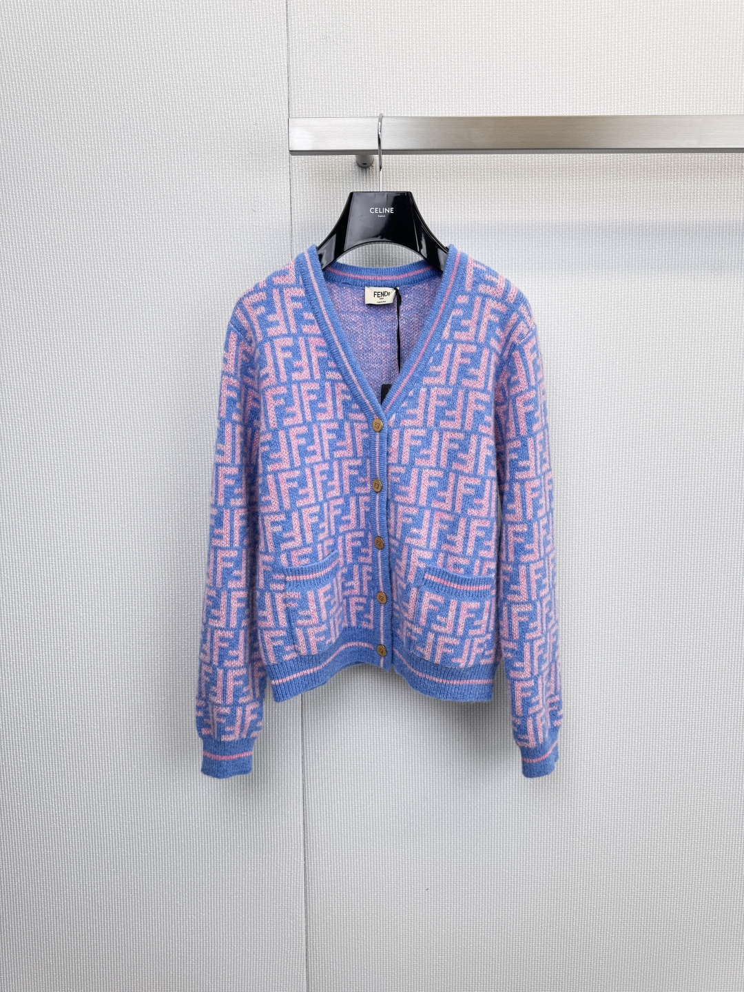 NO:623044,FENDI knitted cardigan, a romantic encounter between Italian laziness and classic symbols. This cardigan is made of soft light blue and covered with the brand's iconic pink 'FF' print, which instantly awakens visual vitality. The V-neck design and natural wooden button hooks  It outlines a relaxed silhouette, and practical pockets on both sides add ingenuity to the casual look. The label reveals its inner luxury, 81 viscose fiber gives the fabric a satin-like drape, 16 polyester fiber maintains a crisp silhouette, 3 nylon improves durability, and exquisite embroidery  The embroidery is made of polyester fiber, and the pink and blue color collides with the dual temperament of retro and modern. It can be paired with a white inner layer and denim items to create a casual commuting look, or can be worn casually for a stroll in the urban streets. The washing label advises low-temperature ironing and avoid bleaching, making this item a sustainable fashion investment in the wardrobe. This cardigan is not only a contemporary interpretation of the brand symbol, but also a fashion statement for a leisurely life. Size SML, fendi, alexander  wang19860909FENDI针织开衫,意式慵懒与经典符号的浪漫邂逅,这件开衫以柔和淡蓝色为底,铺满品牌标志性的粉色「FF」印花,瞬间唤醒视觉活力,V领设计与天然木质纽扣勾勒出松弛轮廓,两侧实用口袋为休闲造型增添巧思.标签揭示其内在奢华,81粘胶纤维赋予面料丝缎般垂坠感,16聚酯纤维维持版型挺括,3锦纶提升耐用性,而精致刺绣则采用聚酯纤维打造,粉蓝配色碰撞出复古与摩登的双重气质,可搭配白色内搭与牛仔单品打造休闲通勤look,或敞开穿着随性漫步都市街头.洗涤标签提示低温熨烫与避免漂白,让这件单品成为衣橱中可持续的时尚投资,这件开衫不仅是品牌符号的当代演绎,更是从容生活的时尚宣言.码数SML,,fendi,alexander wang,Women's clothing