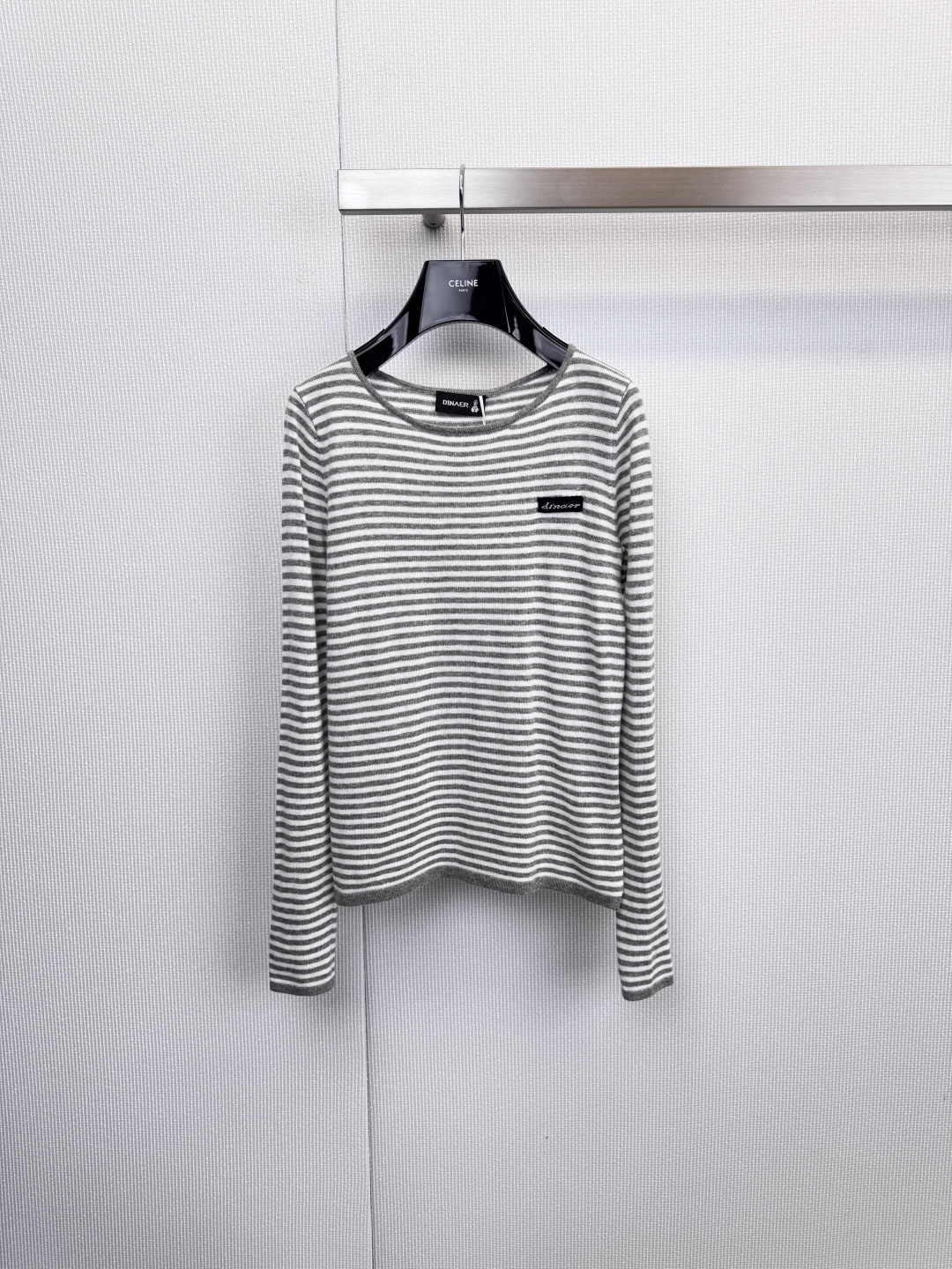 NO:625600,Dinaer striped sweater, the perfect balance of French simplicity and practical aesthetics. This striped sweater interprets French nautical style with classic red and white/gray white color matching. The evenly distributed horizontal stripes are paired with a slim round neck design to create an effortless sense of fashion. A close-up shot reveals its ingenious fabric ratio of 5 lambswool.  Delicate touch, 50 anti-pilling acrylic ensures that it remains smooth and new after long-term wear, while 45 nylon provides excellent elasticity and durability. Precisely controlled stripe width and contrasting colors are both retro and modern. Patented anti-pilling acrylic technology solves common problems with knitted items and improves wearability. The brand woven fabric on the left chest  The logo and precise hemming process highlight the low-key quality. The red model is paired with white trousers to show French fashion, and the gray model is used as an inner layer to highlight the layering. Whether it is paired with jeans to create a daily commuting look, or combined with a skirt to attend a weekend party, it can be easily controlled in various occasions. When the fingertips touch the lamb wool  Made of soft fabric, you feel as if you feel the gentle sea breeze of the Normandy coast. This sweater is not only a classic investment in the wardrobe, but also a smart choice that perfectly blends pragmatism and aesthetic design. Size SML,,skirts,jeans,sweaters,alexander  wang19860909Dinaer条纹毛衣,法式简约与实用美学的完美平衡,这件条纹毛衣以经典红白/灰白配色演绎法式航海风情,均匀分布的横条纹搭配修身圆领设计,打造不费力的时尚感.特写镜头揭示其匠心面料配比5羊羔毛赋予细腻触感,50抗起球腈纶确保长久穿着仍保持平整如新,45尼龙则提供优良弹性与耐久度,精准控制的条纹宽度与对比色搭配,既复古又现代,专利抗起球腈纶技术解决针织单品常见困扰,提升实穿性,左胸处的品牌织标与精准的包边工艺,凸显低调品质感,红色款搭配白色裤装彰显法式时髦,灰色款作为内搭凸显层次感,无论是搭配牛仔裤打造日常通勤造型,还是与半裙组合出席周末聚会,都能轻松驾驭多种场合,当指尖触碰含羊羔毛的柔软面料,仿佛感受到诺曼底海岸的温柔海风,这件毛衣不仅是衣橱里的经典投资,更是将实用主义与美学设计完美融合的智慧选择.码数SML,,skirts,jeans,sweaters,alexander wang,Women's clothing