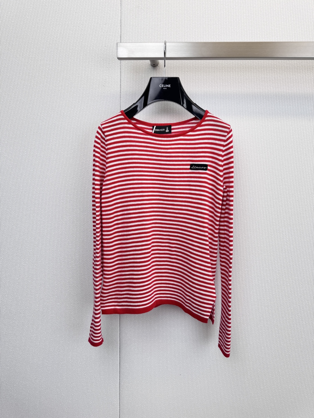 NO:623056,Dinaer striped sweater, the perfect balance of French simplicity and practical aesthetics. This striped sweater interprets French nautical style with classic red and white/gray white color matching. The evenly distributed horizontal stripes are paired with a slim round neck design to create an effortless sense of fashion. A close-up shot reveals its ingenious fabric ratio of 5 lambswool.  Delicate touch, 50 anti-pilling acrylic ensures that it remains smooth and new after long-term wear, while 45 nylon provides excellent elasticity and durability. Precisely controlled stripe width and contrasting colors are both retro and modern. Patented anti-pilling acrylic technology solves common problems with knitted items and improves wearability. The brand woven fabric on the left chest  The logo and precise hemming process highlight the low-key quality. The red model is paired with white trousers to show French fashion, and the gray model is used as an inner layer to highlight the layering. Whether it is paired with jeans to create a daily commuting look, or combined with a skirt to attend a weekend party, it can be easily controlled in various occasions. When the fingertips touch the lamb wool  Made of soft fabric, you feel as if you feel the gentle sea breeze of the Normandy coast. This sweater is not only a classic investment in the wardrobe, but also a smart choice that perfectly blends pragmatism and aesthetic design. Size SML,,skirts,jeans,sweaters,alexander  wang19860909Dinaer条纹毛衣,法式简约与实用美学的完美平衡,这件条纹毛衣以经典红白/灰白配色演绎法式航海风情,均匀分布的横条纹搭配修身圆领设计,打造不费力的时尚感.特写镜头揭示其匠心面料配比5羊羔毛赋予细腻触感,50抗起球腈纶确保长久穿着仍保持平整如新,45尼龙则提供优良弹性与耐久度,精准控制的条纹宽度与对比色搭配,既复古又现代,专利抗起球腈纶技术解决针织单品常见困扰,提升实穿性,左胸处的品牌织标与精准的包边工艺,凸显低调品质感,红色款搭配白色裤装彰显法式时髦,灰色款作为内搭凸显层次感,无论是搭配牛仔裤打造日常通勤造型,还是与半裙组合出席周末聚会,都能轻松驾驭多种场合,当指尖触碰含羊羔毛的柔软面料,仿佛感受到诺曼底海岸的温柔海风,这件毛衣不仅是衣橱里的经典投资,更是将实用主义与美学设计完美融合的智慧选择.码数SML,,skirts,jeans,sweaters,alexander wang,Women's clothing