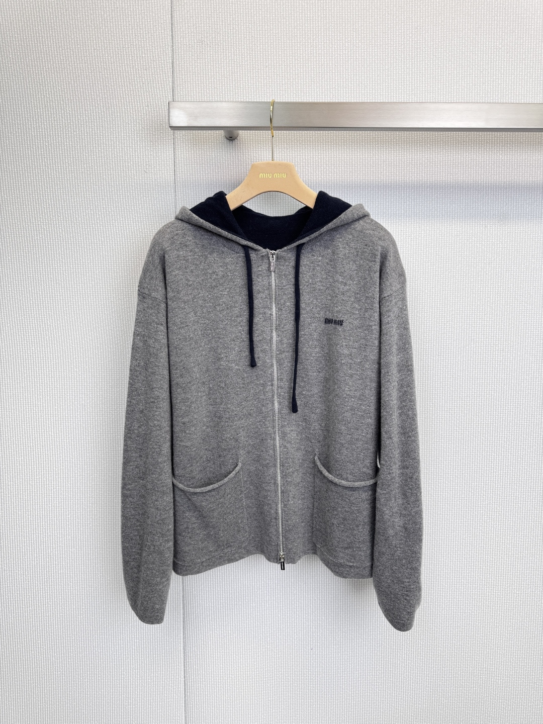 NO:623068,MiuMiu hooded zipper knitted cardigan, with its simple design and luxurious materials, can easily create a lazy yet sophisticated daily look. The classic gray tone is matched with neat zipper opening and loose silhouette. The style is casual and versatile. The hooded design combines fashion and practicality. The black drawstring and gray brim form a clever contrast, adding details. The side pocket design takes into account both beauty and practical function. The cardigan is made of precious cashmere, a material with unparalleled softness and lightness.  Known for its excellent warmth and warmth, it brings you the ultimate skin-friendly comfort experience, showing low-key luxury. The exquisite brand logo on the left chest shows extraordinary taste in every detail. The overall cut is smooth, and the loose treatment of the hem and cuffs strengthens its casual and comfortable attributes. Whether it is daily casual or creating a low-key fashion style, this hooded cardigan is your ideal choice, perfectly combining comfort with high-end texture. Size SML, miumiu, hats, alexander  wang19860909MiuMiu连帽款拉链针织开衫,以其简约的设计与奢华材质,轻松塑造慵懒而不失精致的日常造型,经典的灰色调,搭配利落的拉链开合与宽松的廓形,风格随性百搭,连帽设计融合了时尚感与实用性,黑色抽绳与灰色帽檐形成巧妙对比,增添细节亮点.侧边口袋设计,兼顾美观与实用功能,开衫采用珍贵羊绒制成,这种材质以其无与伦比的柔软度、轻盈感和卓越的保暖性而闻名,为您带来极致的亲肤舒适体验,尽显低调奢华,左胸处的精致品牌标识,于细微处展现不凡品味,整体剪裁流畅,下摆与袖口的宽松处理,强化了其休闲舒适的属性,无论是日常休闲还是打造低调的时尚造型,这件连帽开衫都是您的理想之选,将舒适感与高级质感完美结合.码数SML,,miumiu,hats,alexander wang,Women's clothing