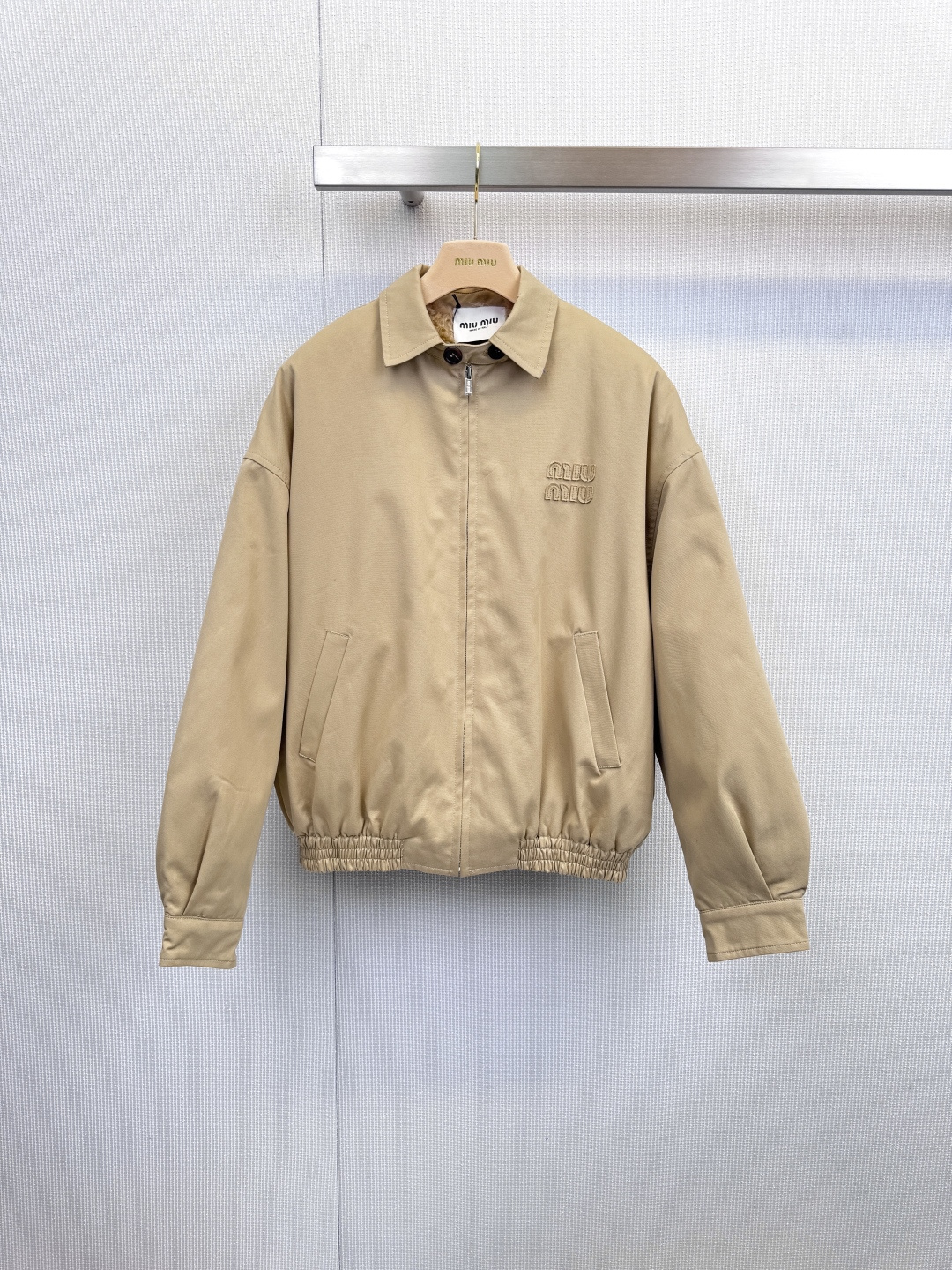 NO:623079,Miu Miu  Lamb wool lined jacket, the autumn wind is picking up, and you need a warm companion that can wrap your body and mind. This environmentally friendly lamb wool jacket, with its soft khaki color and neat tailoring, can easily become the protagonist of your wardrobe. It is like a 'soft armor' guardian. The exterior is stiff and stylish, resisting the cold wind, and the interior is as soft as a hug, locking in body temperature. With a zipper and a stand-up collar, you can gain a full sense of security, whether it is a sleeve  The warm plush exposed when the zipper is opened, or the brand embroidery on the chest, are all added details to the overall look. It is simple but not simple. Pair it with jeans for casual casualness, and wear it with a dress inside to create a gentle mix and match style. A jacket has many possibilities and can satisfy all your imagination of autumn and winter fashion, miumiu, skirts, jeans, jackets  & coats,jackets & coats,alexander wang19860909Miu Miu 羊羔毛内衬夹克,秋风渐起,需要一件能包裹身心的温暖伴侣,这件环保羊羔毛外套,以柔和的卡其色和利落剪裁,轻松成为你衣橱的搭配主角,「软盔甲」般的守护,外表挺括有型,抵御寒风,内里如拥抱般柔软,锁住体温,一拉链,一立领,便能收获满满的安心感,无论是袖口拉链开启时露出的温暖毛绒,还是胸前的品牌刺绣,都成为整体造型的加分细节,简约却不简单,搭配牛仔裤率性休闲,内搭连衣裙则能碰撞出温柔的混搭风格,一件外套,多种可能,满足你对秋冬时尚的所有想象,,miumiu,skirts,jeans,jackets & coats,jackets & coats,alexander wang,Women's clothing