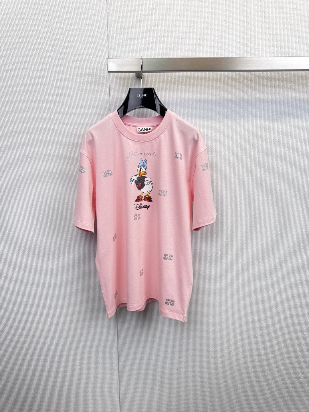 NO:623045,Sparkling Diamond Daisy will guarantee all your turning heads in the summer of 2026. GANNI x Disney is so good at co-branding. Are you tired of basic T-shirts?  This GANNI and Disney co-branded hot diamond logo  T-shirts are your answer to summer outfits. Sweetheart Daisy 'wears' a flashing and irregular hot diamond crown, which instantly breaks the monotony of solid color T-shirts. The high-end flashing diamonds collide with Disney's retro cartoon strokes, which is cool and sweet. The eye-catching words 'GANNI' and 'Disney' on the chest declare that this is a fashion event where powerful forces join forces.  Yan. Wear it and you will be the most knowledgeable fashion player. It adopts the brand's iconic loose fit, with a sense of relaxation, sweet pink, and refreshing white. Whether paired with jeans or a skirt, you can easily create an effortless fashion. Pair it with a pair of denim shorts, thick-soled sandals, and retro sunglasses to instantly unlock the summer limited look of a sweet and cool girl!  Code number SML,,sandals,skirts,shorts,jeans,tees,t-shirt,alexander wang19860909闪钻黛西,承包你2026夏日所有回头率,GANNI x Disney联名太会了,厌倦了基础款T恤？这件GANNI与迪士尼联名的烫钻Logo T恤,就是你的夏日穿搭答案,甜心黛西“戴”着闪到不规则的烫钻王冠,瞬间打破纯色T恤的单调,高级感十足的闪钻与迪士尼的复古卡通笔触碰撞,又酷又甜,胸前醒目的「GANNI」和「Disney」字样,宣告着这是一次强强联手的时尚盛宴.穿上它,你就是最懂行的潮流玩家,采用品牌标志性的宽松版型,自带松弛感,粉色甜美,白色清爽,无论搭配牛仔裤还是半裙,都能轻松营造不费力的时髦,搭配一条牛仔短裤和厚底凉鞋,戴上复古墨镜,即刻解锁甜酷少女的夏日限定LOOK！码数SML,,sandals,skirts,shorts,jeans,tees，t-shirt,alexander wang,Women's clothing