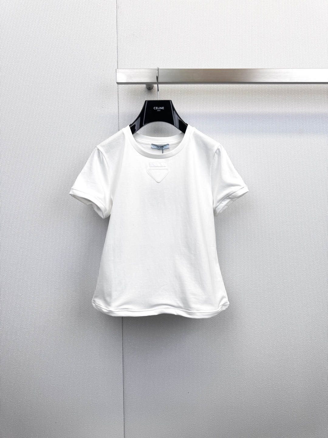 NO:623090,Your silhouette is defined by you | PRADA's shapeable hem T-shirt unlocks the dressing game, and the 'basic style' in your wardrobe is finally no longer boring!  PRADA's new T-shirt, with its unique 'plastic hem' design, invites you to be the creator of your own style. The biggest highlight is its hem!  Like a sculptor, you can freely shape the shape and curvature of the hem - roll it inward to create a neat short style, or pull it out at will to create an uninhibited street feel. A T-shirt has a variety of silhouettes, and the classic triangle logo is still the most eye-catching fashion statement, showing a low-key and confident taste. Pure white and high-end deep card colors are versatile tools. Whether it is a sweet skirt or a cool trousers, it can be perfectly integrated and inject design ingenuity into the overall look.  Size SML,,prada,skirts,tees,t-shirt,alexander wang19860909你的轮廓,由你定义｜PRADA 可塑型底边T恤解锁穿搭游戏,衣橱里的“基础款”终于不再无聊！PRADA这款新品T恤,以其独特的「可塑型底边」设计,邀请你成为自己造型的创作者,最大的亮点在于其下摆！你可以像雕塑家一样,自由塑造衣摆的形状与弧度——向内卷起打造利落短款,或随意扯出营造不羁的街头感,一件T恤拥有多变轮廓,经典的三角标依旧是最醒目的时尚宣言,彰显低调而自信的品味,纯净的白色与高级的深卡色,均为百搭利器,无论是甜美裙装还是酷感裤装,它都能完美融入,并为整体look注入设计巧思. 码数SML,,prada,skirts,tees，t-shirt,alexander wang,Women's clothing