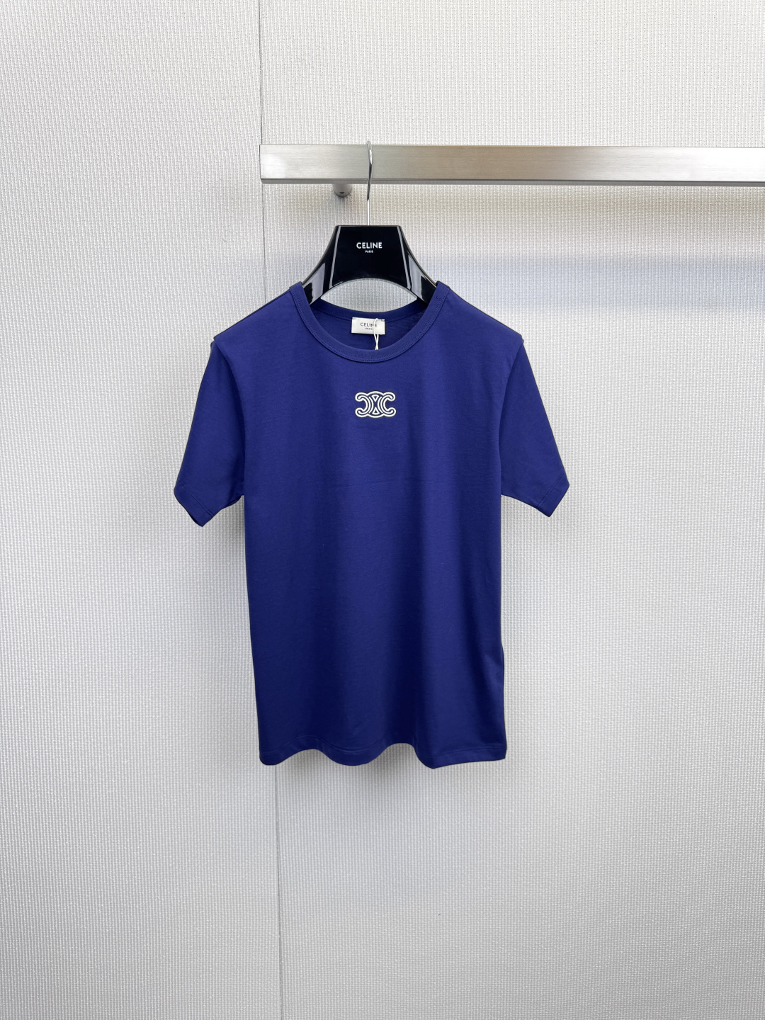 NO:623057,Celine's classic logo short-sleeved T-shirt interprets extraordinary taste in purity. With its simple silhouette and iconic Arc de Triomphe logo, this Celine short-sleeved T-shirt has become an indispensable luxury basic style in the wardrobe. It is made of high-quality cotton and the fabric is crisp and stylish, ensuring comfortable wearing and not easily deformed, maintaining a neat look.  , the classic round neck and slim fit, smooth lines, perfect outline of the body shape, easy to match with all kinds of bottoms, this T-shirt transcends seasons and trends, and is the cornerstone of building a high-end daily look. Size SML,,celine,T-shirt,tees,t-shirt,alexander  wang19860909Celine经典徽标短袖T恤,于纯粹中诠释非凡品味,这款Celine短袖T恤,以简约的廓形与标志性的凯旋门徽标,成为衣橱中不可或缺的奢华基础款,采用高品质棉质,面料挺括有型,确保穿着舒适且不易变形,维持利落感,经典的圆领与修身版型,线条流畅,完美勾勒身形,轻松搭配各类下装,这件T恤超越了季节与潮流,是构筑高级感日常造型的基石.码数SML,,celine,T-shirt,tees，t-shirt,alexander wang,Women's clothing