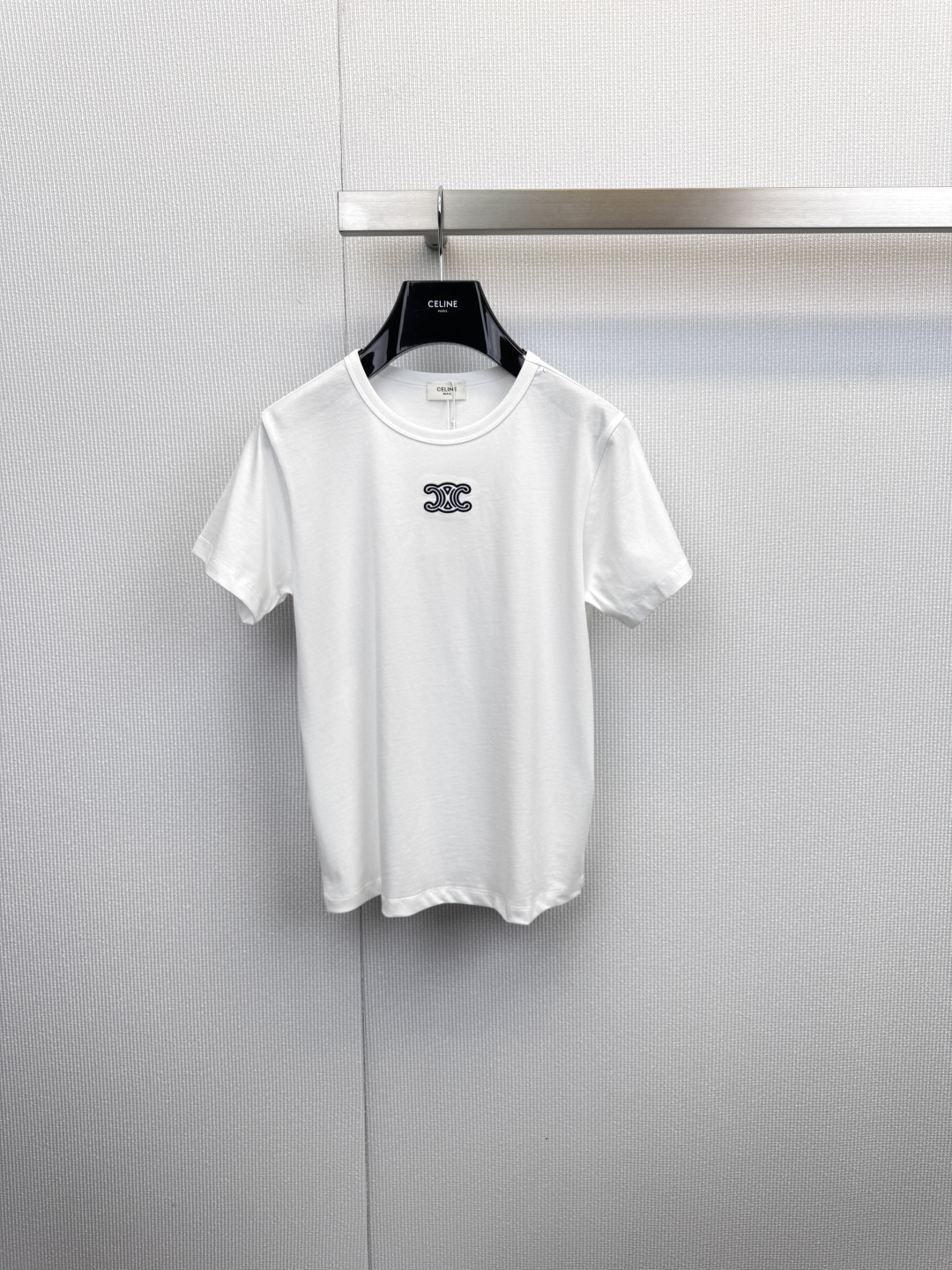 NO:623069,Celine's classic logo short-sleeved T-shirt interprets extraordinary taste in purity. With its simple silhouette and iconic Arc de Triomphe logo, this Celine short-sleeved T-shirt has become an indispensable luxury basic style in the wardrobe. It is made of high-quality cotton and the fabric is crisp and stylish, ensuring comfortable wearing and not easily deformed, maintaining a neat look.  , the classic round neck and slim fit, smooth lines, perfect outline of the body shape, easy to match with all kinds of bottoms, this T-shirt transcends seasons and trends, and is the cornerstone of building a high-end daily look. Size SML,,celine,T-shirt,tees,t-shirt,alexander  wang19860909Celine经典徽标短袖T恤,于纯粹中诠释非凡品味,这款Celine短袖T恤,以简约的廓形与标志性的凯旋门徽标,成为衣橱中不可或缺的奢华基础款,采用高品质棉质,面料挺括有型,确保穿着舒适且不易变形,维持利落感,经典的圆领与修身版型,线条流畅,完美勾勒身形,轻松搭配各类下装,这件T恤超越了季节与潮流,是构筑高级感日常造型的基石.码数SML,,celine,T-shirt,tees，t-shirt,alexander wang,Women's clothing