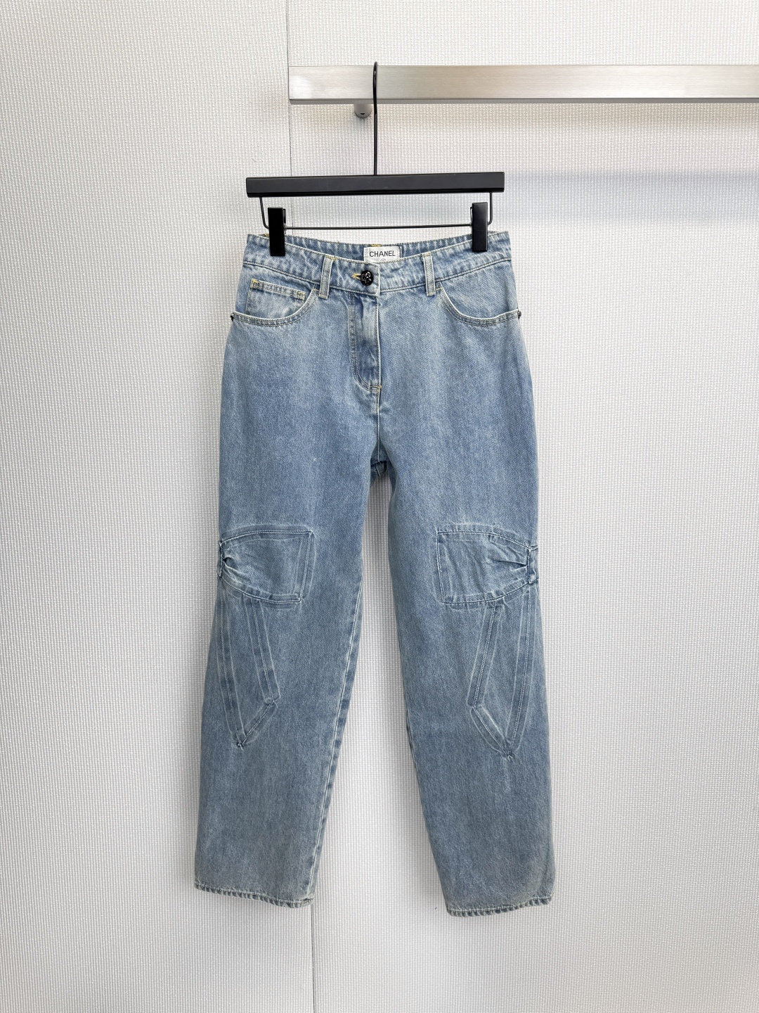 NO:623876,CHANEL bow jeans define French high street style. The 'CHANEL' brand logo clearly imprinted on the waistband is an unspoken luxury certification. It shows extraordinary taste in details. The unique three-dimensional splicing process at the knees breaks the conventional design and injects a modern and uninhibited touch into classic jeans.  Soul, the loose silhouette combines comfort and fashion, easily creating a casual and high-end relaxed atmosphere. The contrast between deep dark gray and fresh light blue is presented. One is calm and restrained, the other is refreshing and retro, meeting the dressing needs of different styles. They are all long-lasting collection-level items in the wardrobe, with details imprinted on them.  '1937'  Brand elements such as Chanel silently tell the long fashion heritage of Chanel, perfectly integrating classics and innovation. Whether it is paired with CHANEL's classic tweed jacket to demonstrate the full brand charm, or simply paired with a pure white T-shirt and sneakers, it can immediately become the focus of the street. Its unique tailoring design  The design can perfectly modify the leg shape and enhance the fashionable completion of the overall look. This is not only a pair of jeans, but also a luxurious reshaping of Xiaoxiang brand's daily items. It cleverly combines the brand's Parisian elegance with contemporary street style. It is a choice not to be missed by fashion people who pursue ultimate quality and unique design.  Size SML,,chanel,chanel,sneakers,jeans,jackets & coats,tees,t-shirt,alexander wang19860909CHANEL蝴蝶结牛仔裤,定义法式高街风范,腰头处清晰烙印的“CHANEL”品牌标识,是无需言说的奢华认证,于细节处彰显非凡品味,膝盖处的独特立体拼接工艺,打破常规设计,为经典牛仔裤注入摩登不羁的灵魂,宽松的廓形兼顾舒适度与潮流感,轻松营造随性又高级的松弛氛围,深邃的深灰色与清新的浅蓝色对比呈现,一款沉稳内敛,一款清爽复古,满足不同风格的穿搭需求,均是衣橱中历久弥新的珍藏级单品,细节处烙印的 “1937” 等品牌元素,无声诉说着香奈儿悠久的时尚传承,将经典与创新完美融合,无论是搭配CHANEL经典的粗花呢外套,演绎全套品牌魅力,还是简单搭配一件纯白T恤与运动鞋,都能立刻成为街头焦点,其独特的剪裁设计能完美修饰腿型,提升整体造型的时尚完成度,这不仅是两条牛仔裤,更是小香品牌对日常单品的奢华重塑,它将品牌的巴黎式优雅与当代街头风格巧妙结合,是追求极致品质与独特设计感的时尚人士不容错过的选择. 码数SML,,chanel,chanel,sneakers,jeans,jackets & coats,tees，t-shirt,alexander wang,Women's clothing